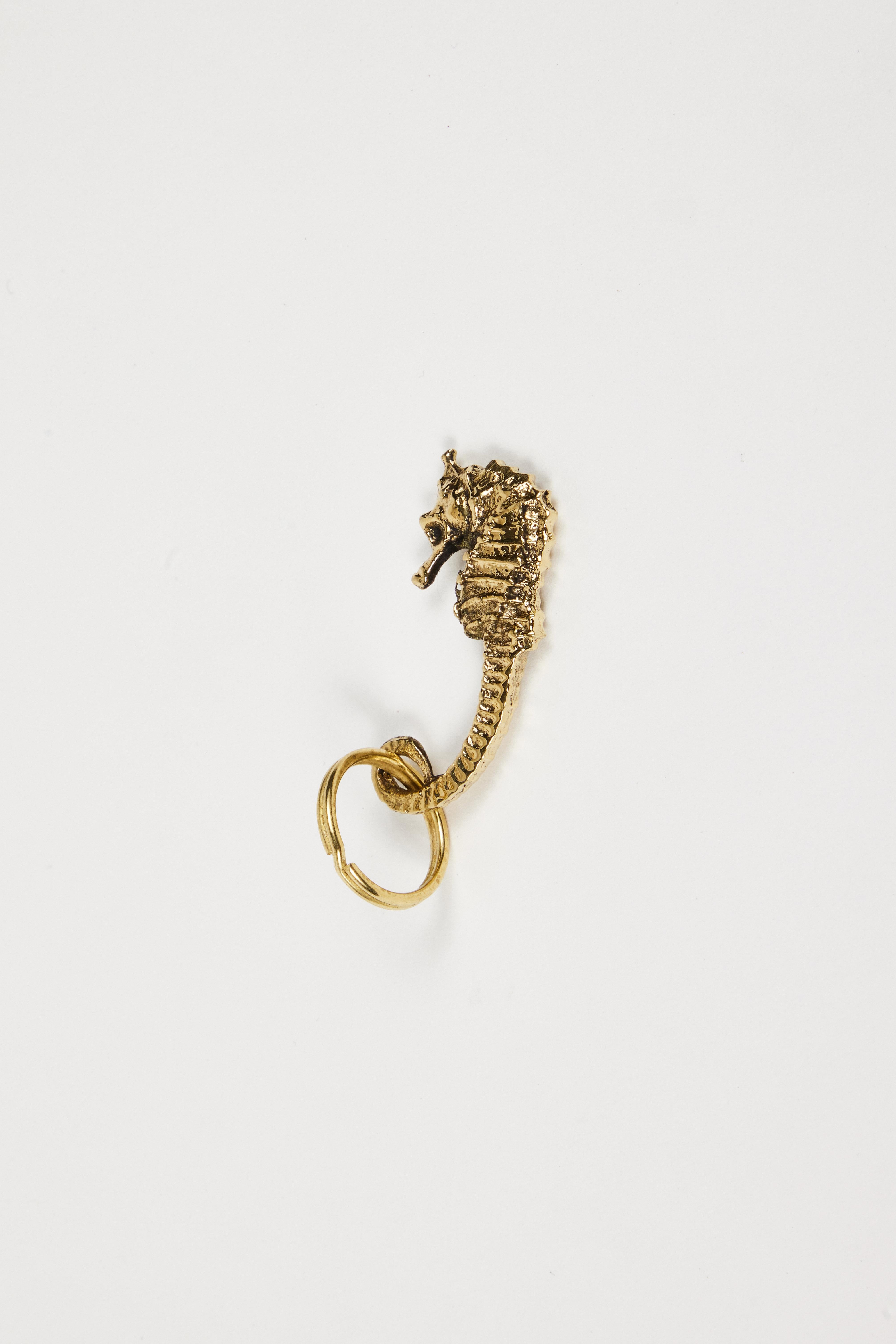 Carl Auböck Modell #5655 'Seepferdchen' Messingfigur Schlüsselanhänger. Dieses in den 1950er Jahren entworfene, unglaublich raffinierte und skulpturale Objekt ist aus poliertem Messing handgefertigt. 

Der Preis gilt pro Stück. Einer auf Lager und