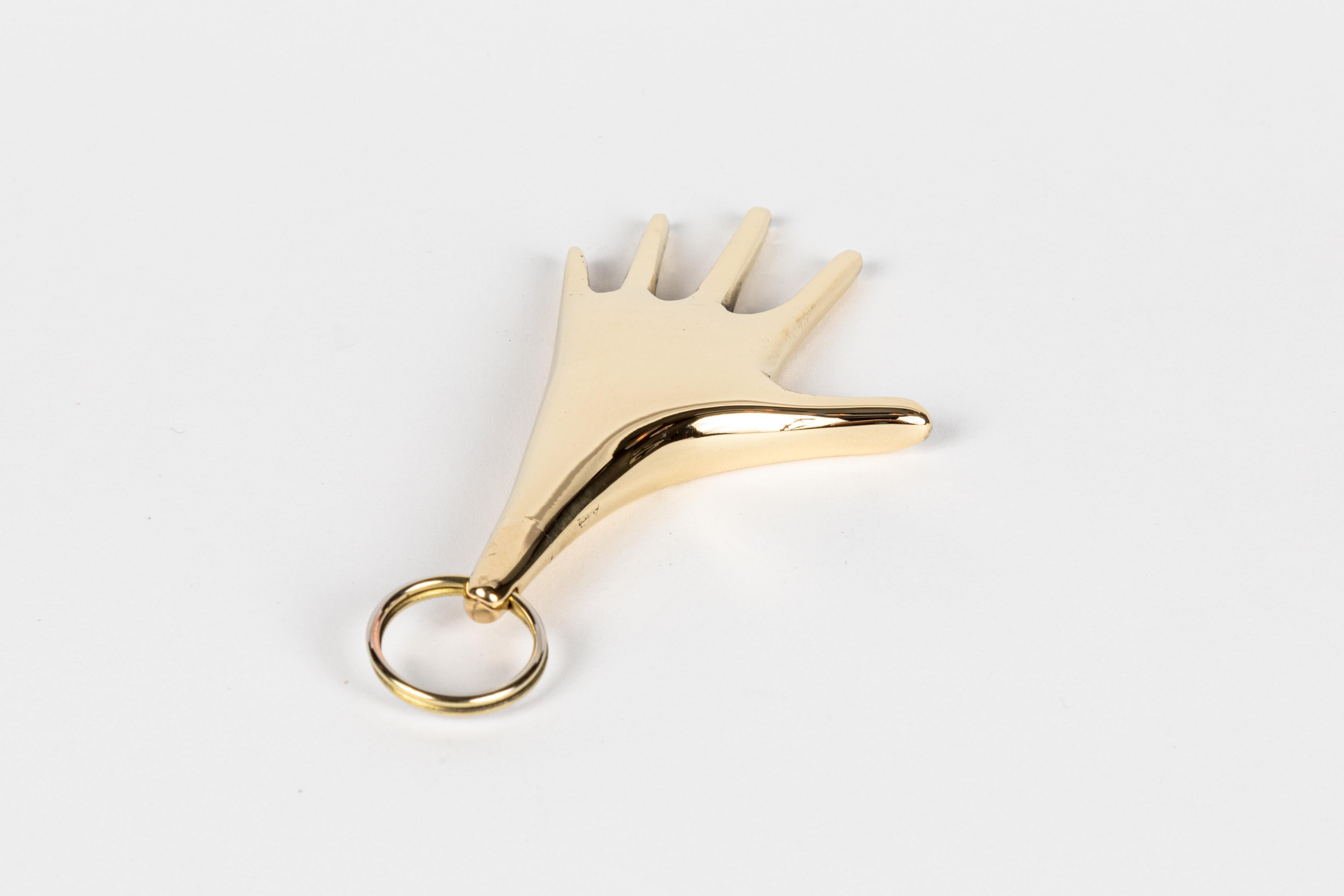 Carl Auböck Modell #5732 'Hand' Messingfigur Schlüsselanhänger. Dieses in den 1950er Jahren entworfene, unglaublich raffinierte und skulpturale Objekt ist aus poliertem Messing handgefertigt. 

Der Preis gilt pro Stück. Auf Lager und versandfertig.