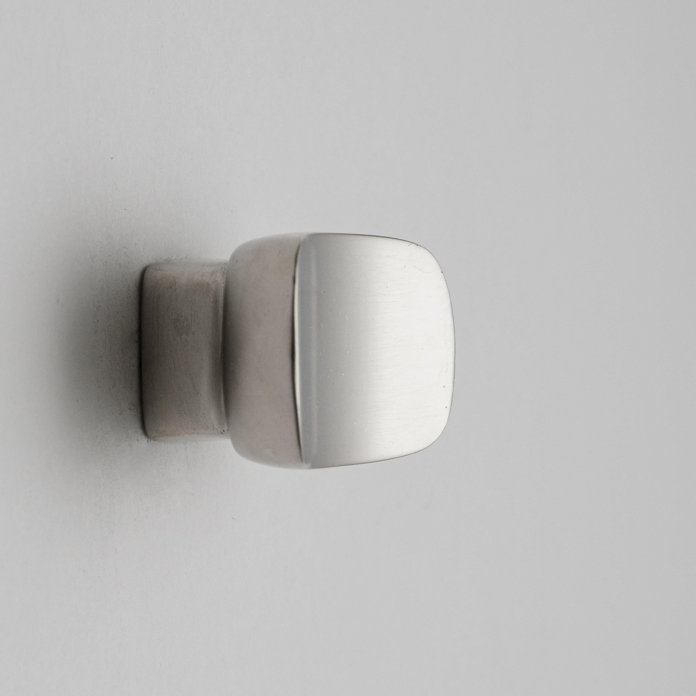 Carl Auböck Modèle #9038 bouton en nickel.

Conçu dans les années 1950, ce bouton viennois polyvalent et minimaliste est exécuté en nickel doucement brossé par Werkstätte Carl Auböck, Autriche. Son design minimaliste allie forme épurée et