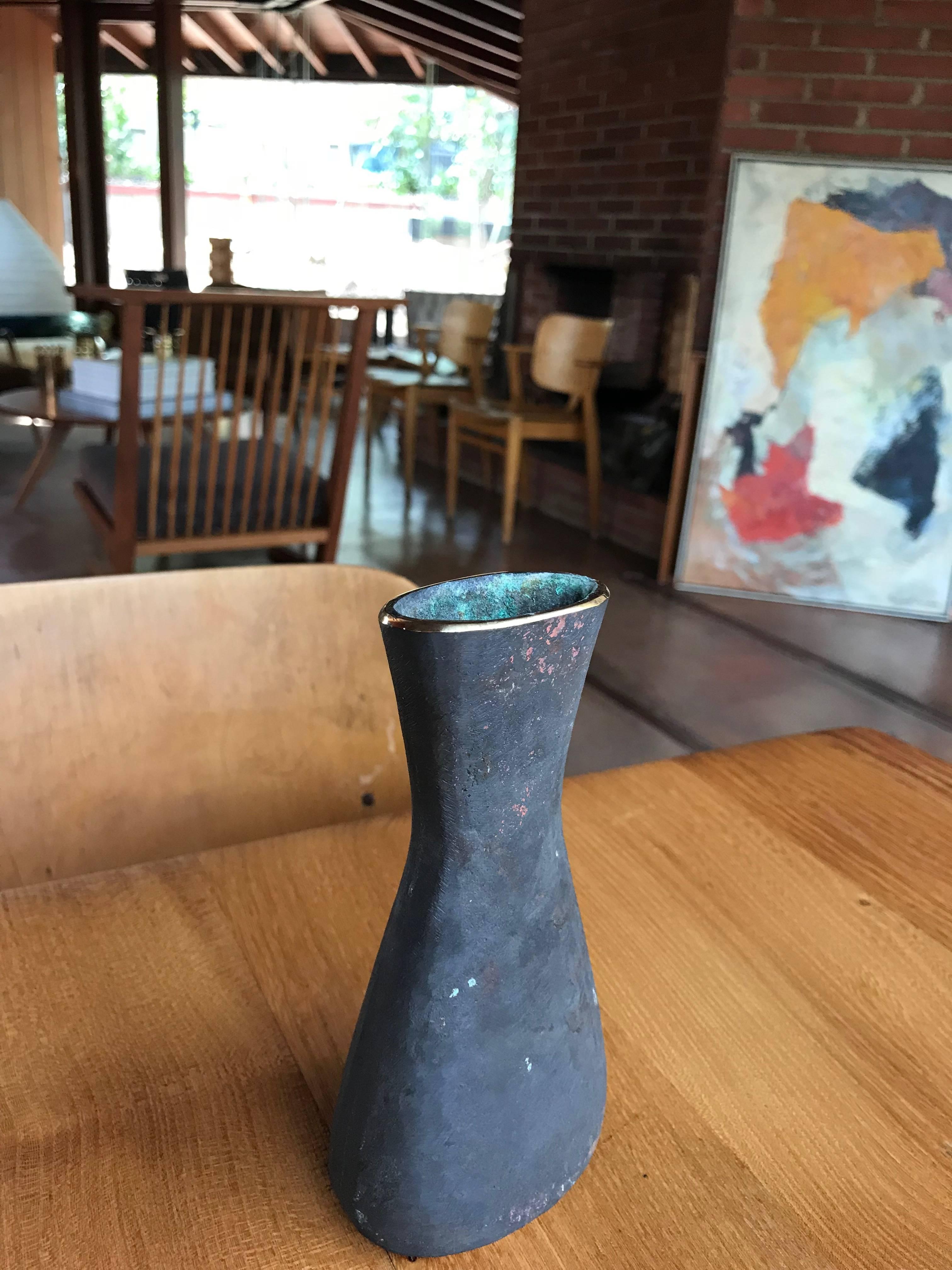 XXI secolo e contemporaneo Vaso in ottone Carl Auböck modello #7231 in vendita