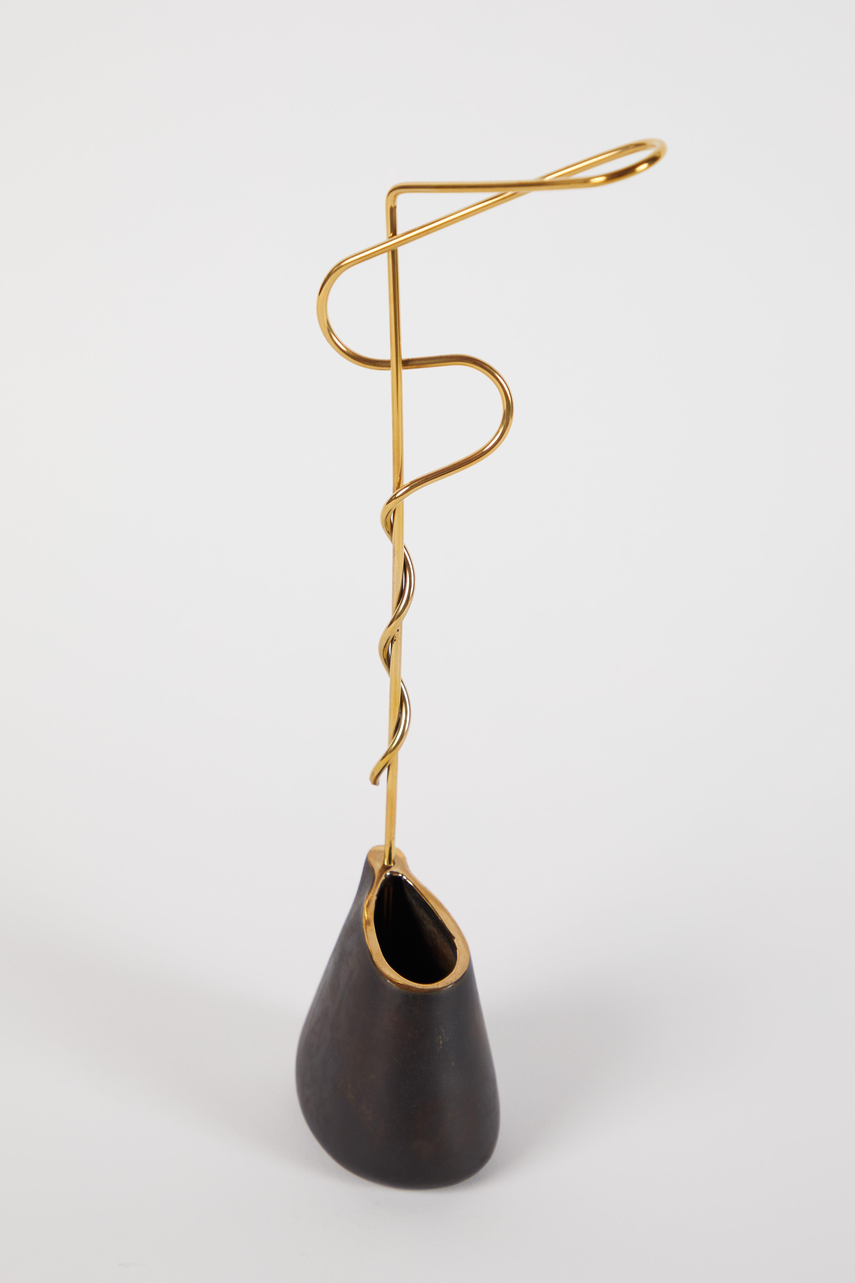 Vaso in ottone Carl Auböck modello #7420 Progettato negli anni '50, questo vaso viennese incredibilmente raffinato e scultoreo è realizzato in ottone patinato e lucidato scuro dalla Werkstätte Carl Auböck, Austria.

Il prezzo si intende per