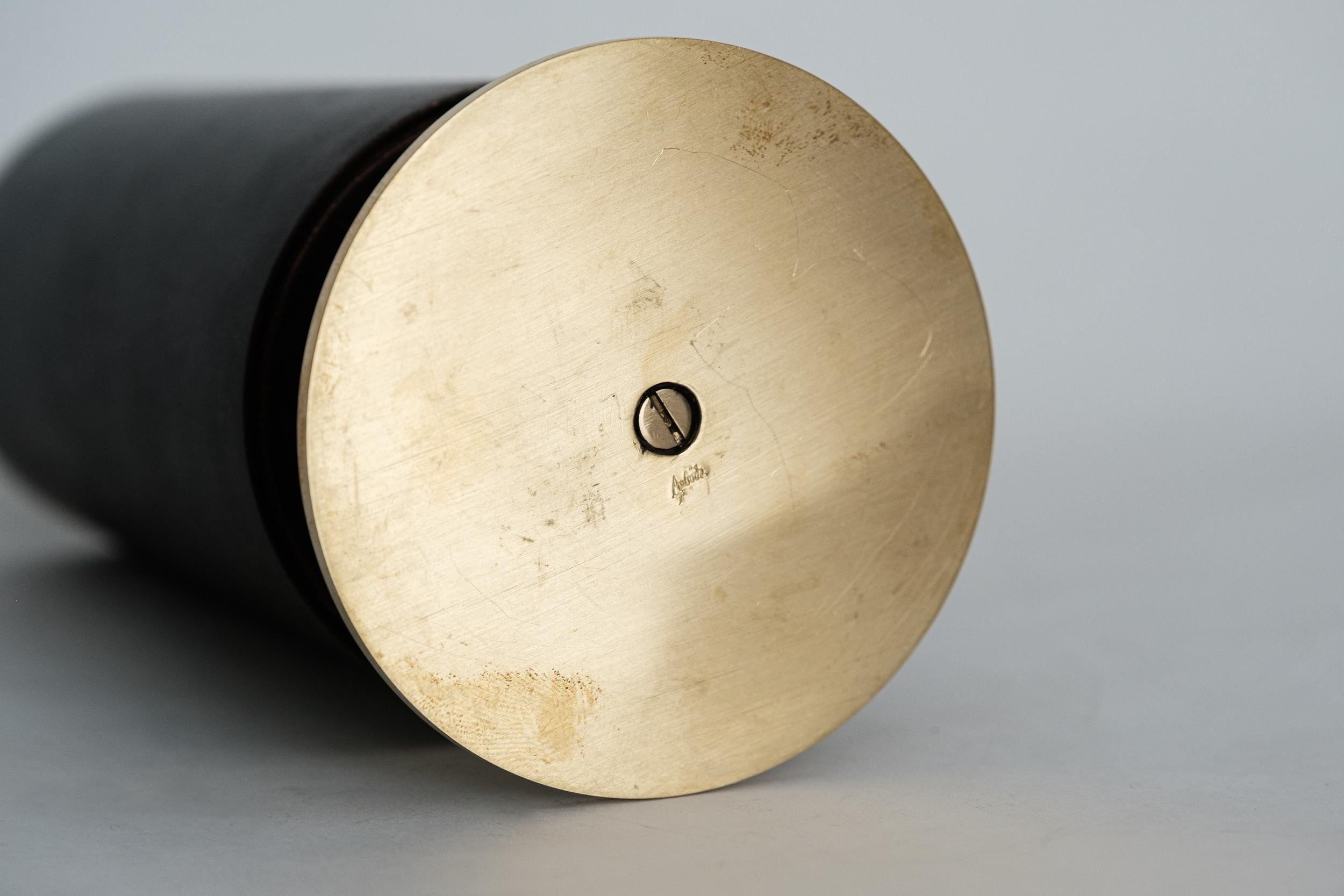 Vaso in ottone patinato Carl Aubo¨ck Model #7247-4. Disegnato negli anni '50, questo vaso viennese incredibilmente raffinato e scultoreo è realizzato in ottone lucido e patinato scuro da Werkstätte Carl Auböck, Austria. 

Il prezzo si intende per