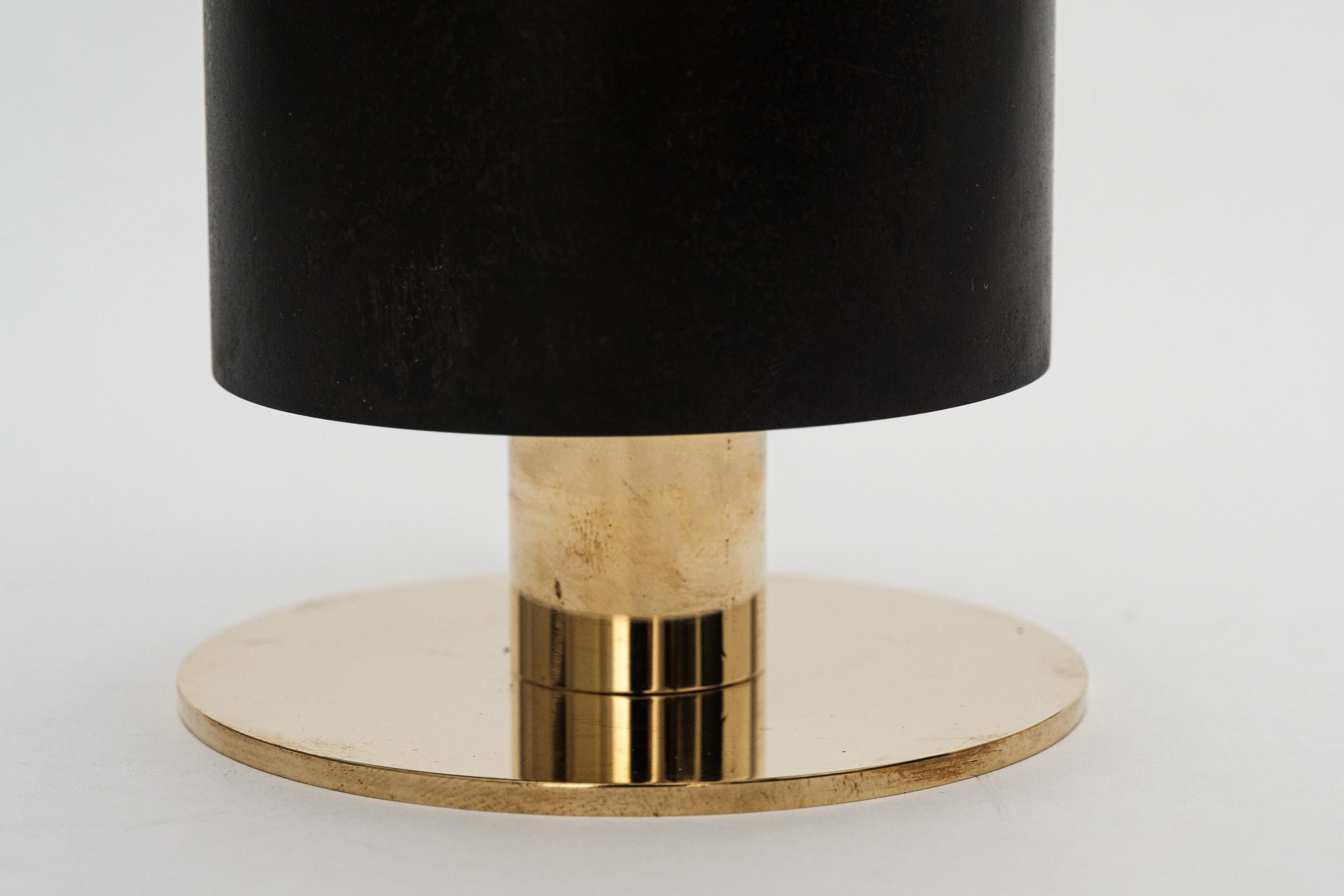Mid-Century moderno Carl Auböck Modello #7247-4 Vaso in ottone patinato in vendita