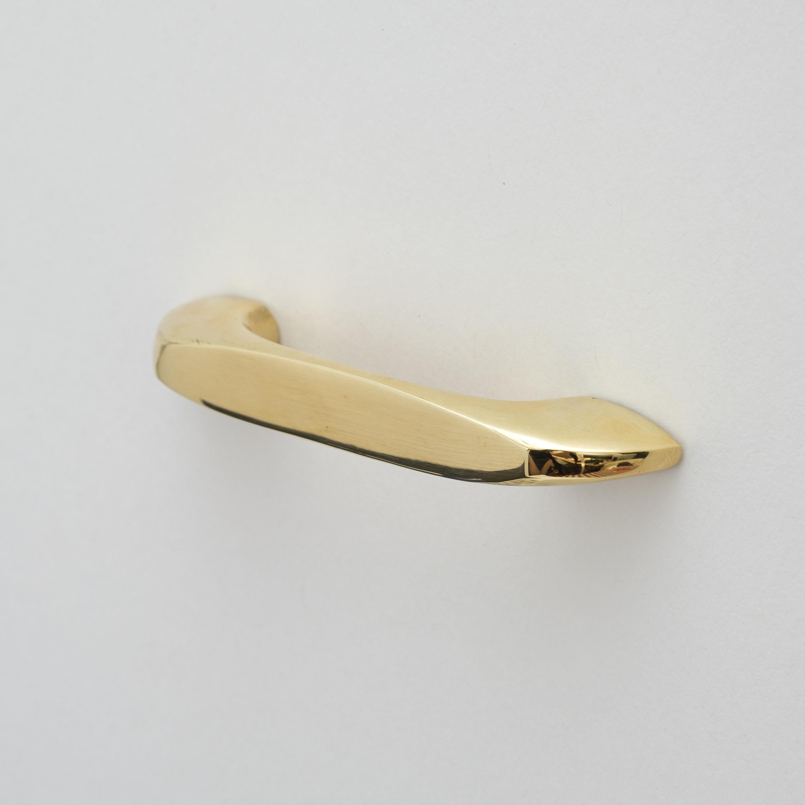 Carl Auböck Model #9061-1 polished brass drawer pull.

Designed in the 1950s, this versatile and Minimalist Viennese drawer pull is executed in polished brass by Werkstätte Carl Auböck, Austria. Its minimalist design combines clean form with