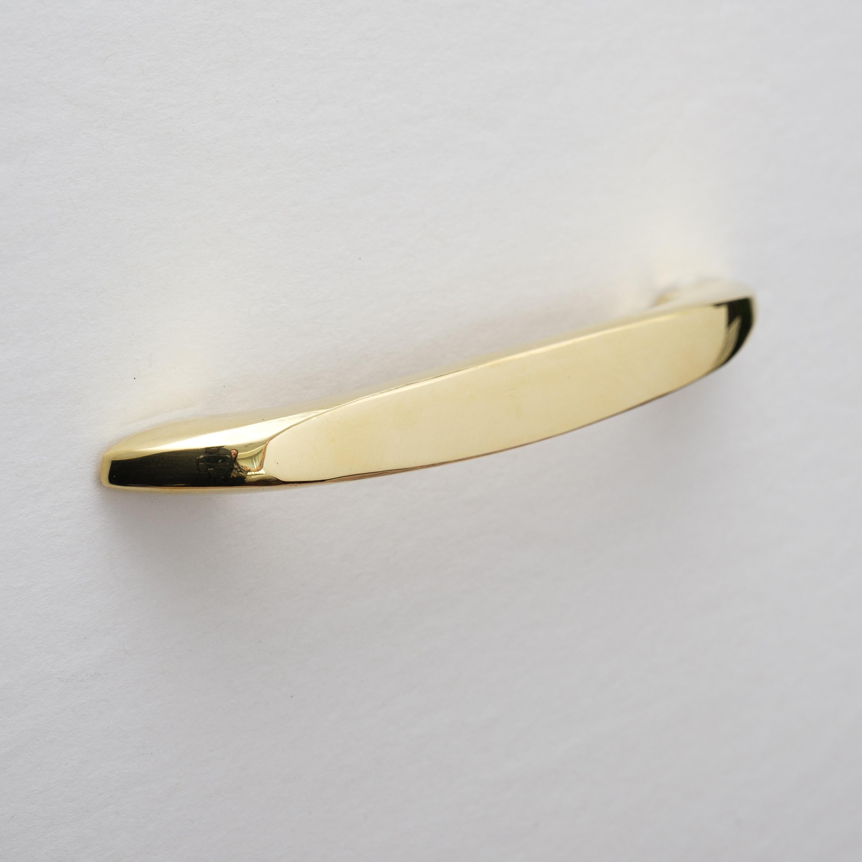 Carl Auböck model #9063-1 polished brass drawer pull.

Designed in the 1950s, this versatile and Minimalist Viennese drawer pull is executed in polished brass by Werkstätte Carl Auböck, Austria. Its minimalist design combines clean form with
