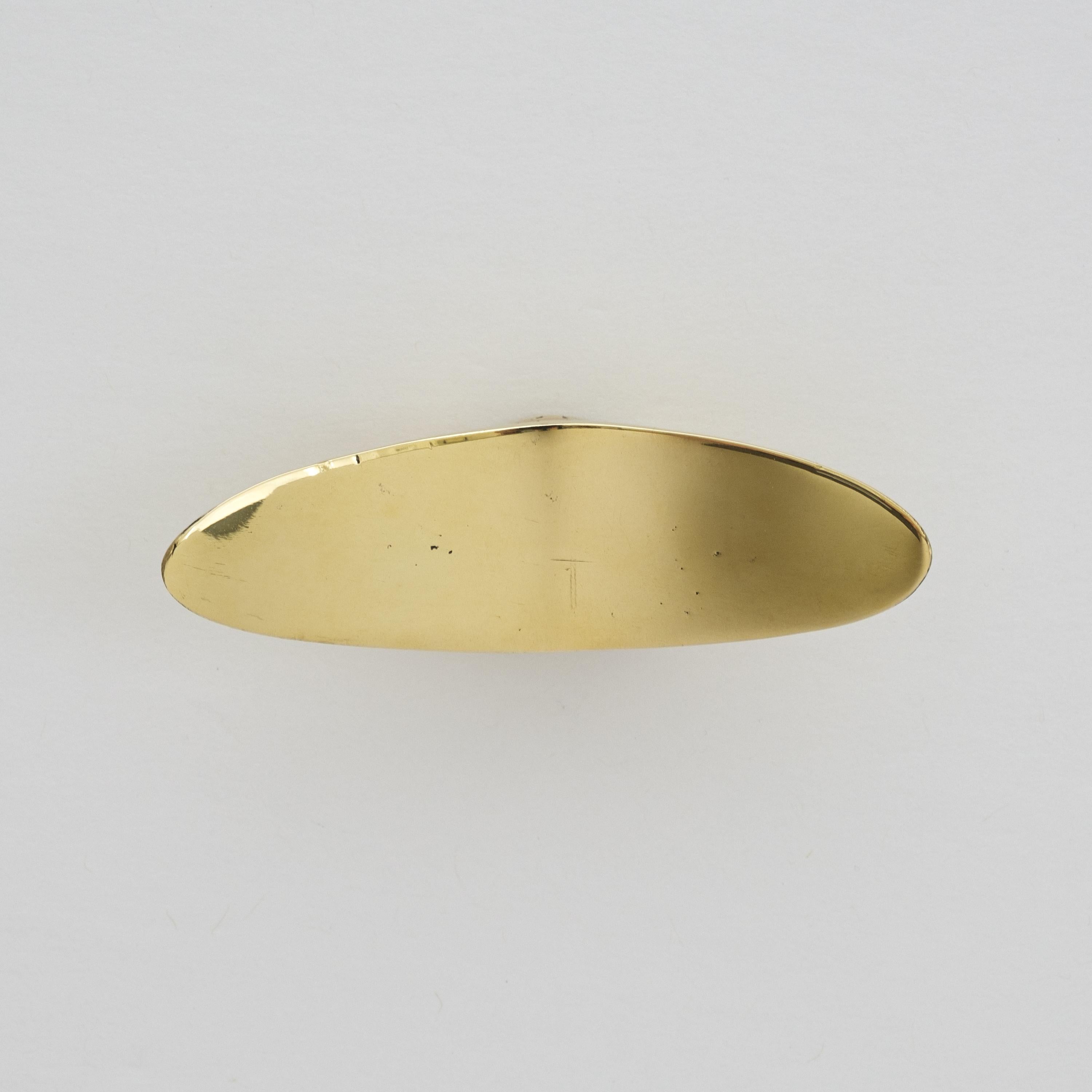 Carl Auböck Model #9070-1 polished brass drawer pull.

Designed in the 1950s, this versatile and Minimalist Viennese drawer pull is executed in polished brass by Werkstätte Carl Auböck, Austria. Its minimalist design combines clean form with