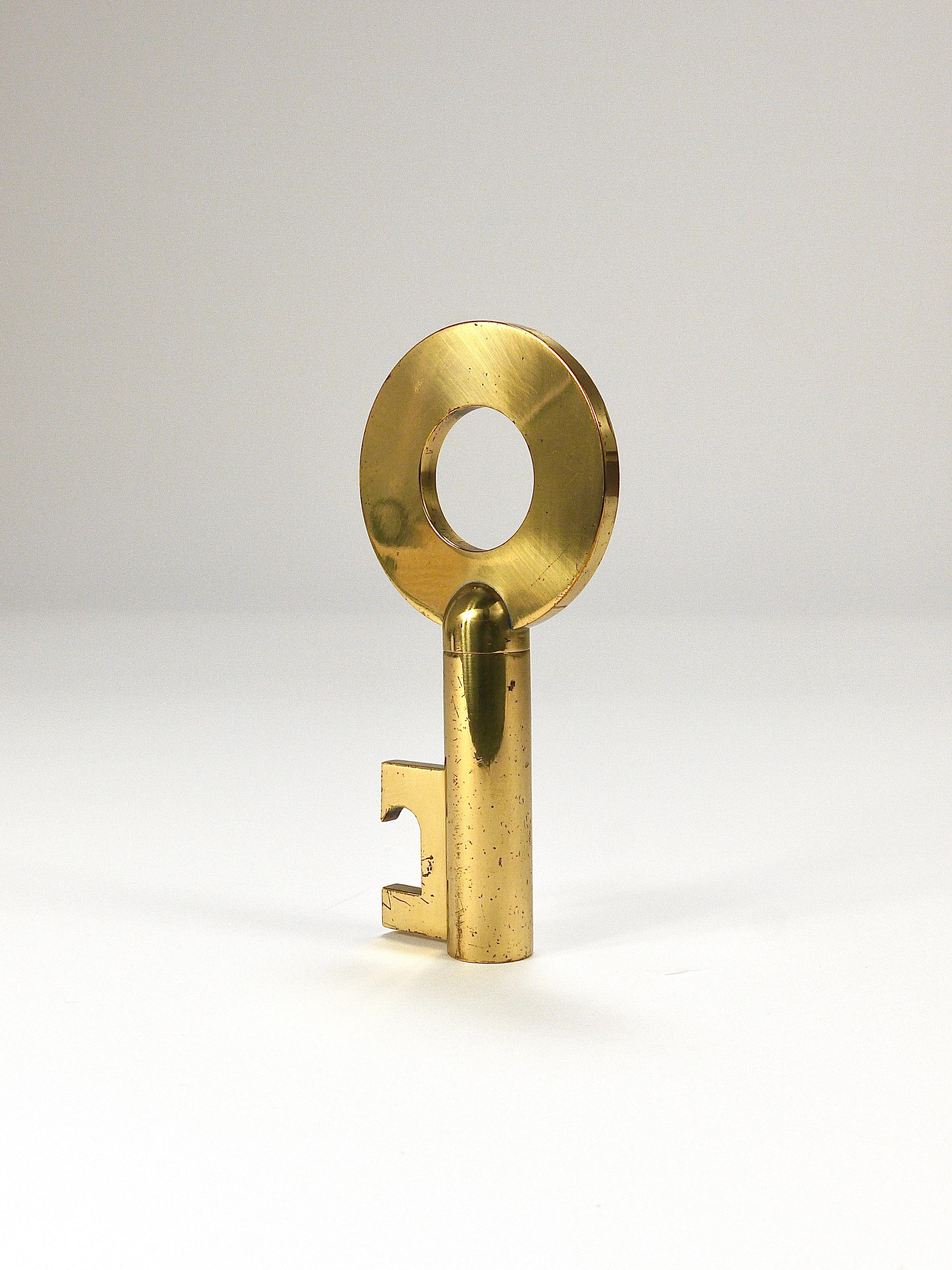 Carl Auböck Modern Key Großer Messingkorkenzieher, Flaschenöffner, Österreich, 1950er Jahre (Moderne der Mitte des Jahrhunderts) im Angebot