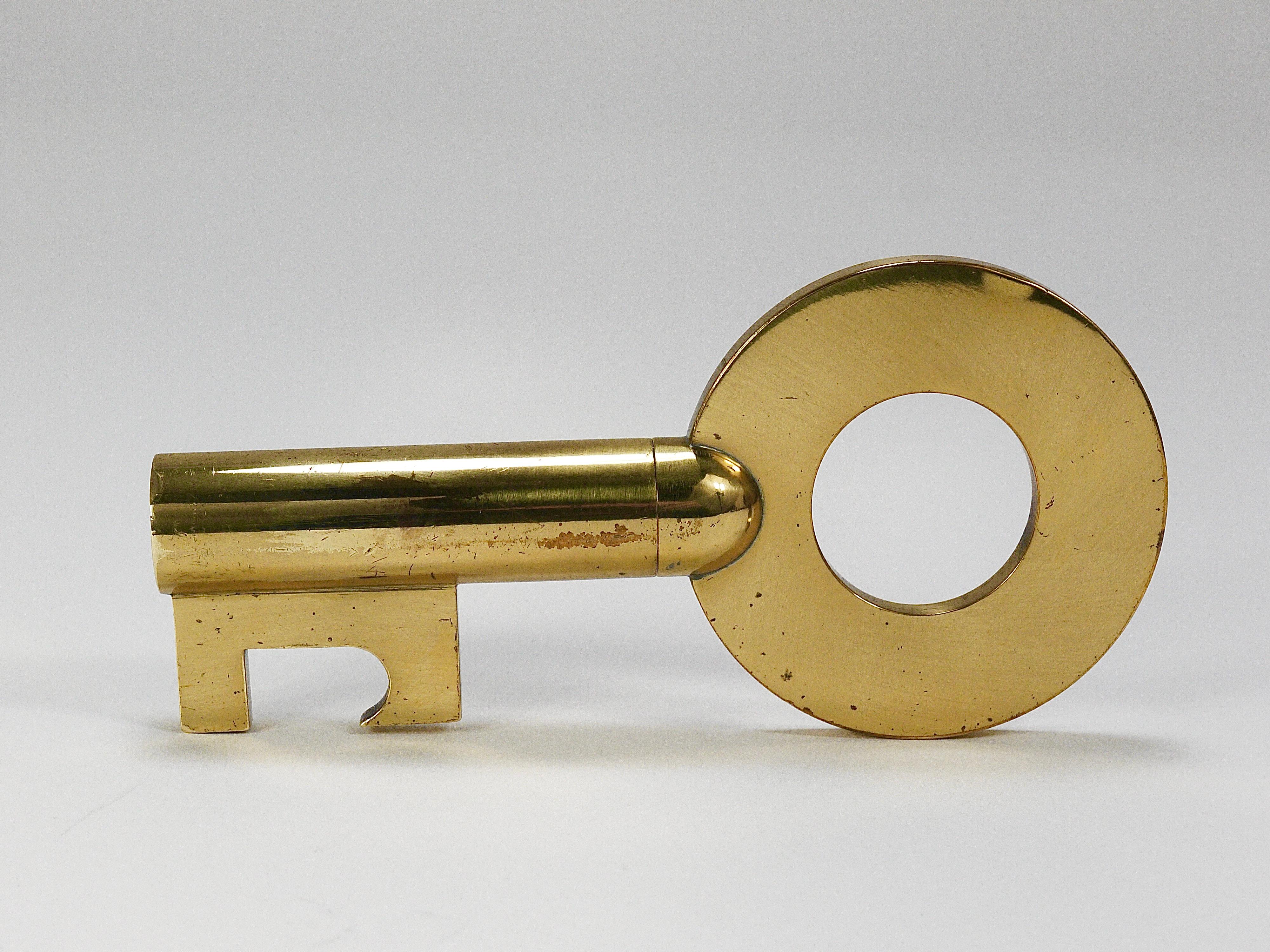 Carl Auböck Modern Key Großer Messingkorkenzieher, Flaschenöffner, Österreich, 1950er Jahre (Metall) im Angebot