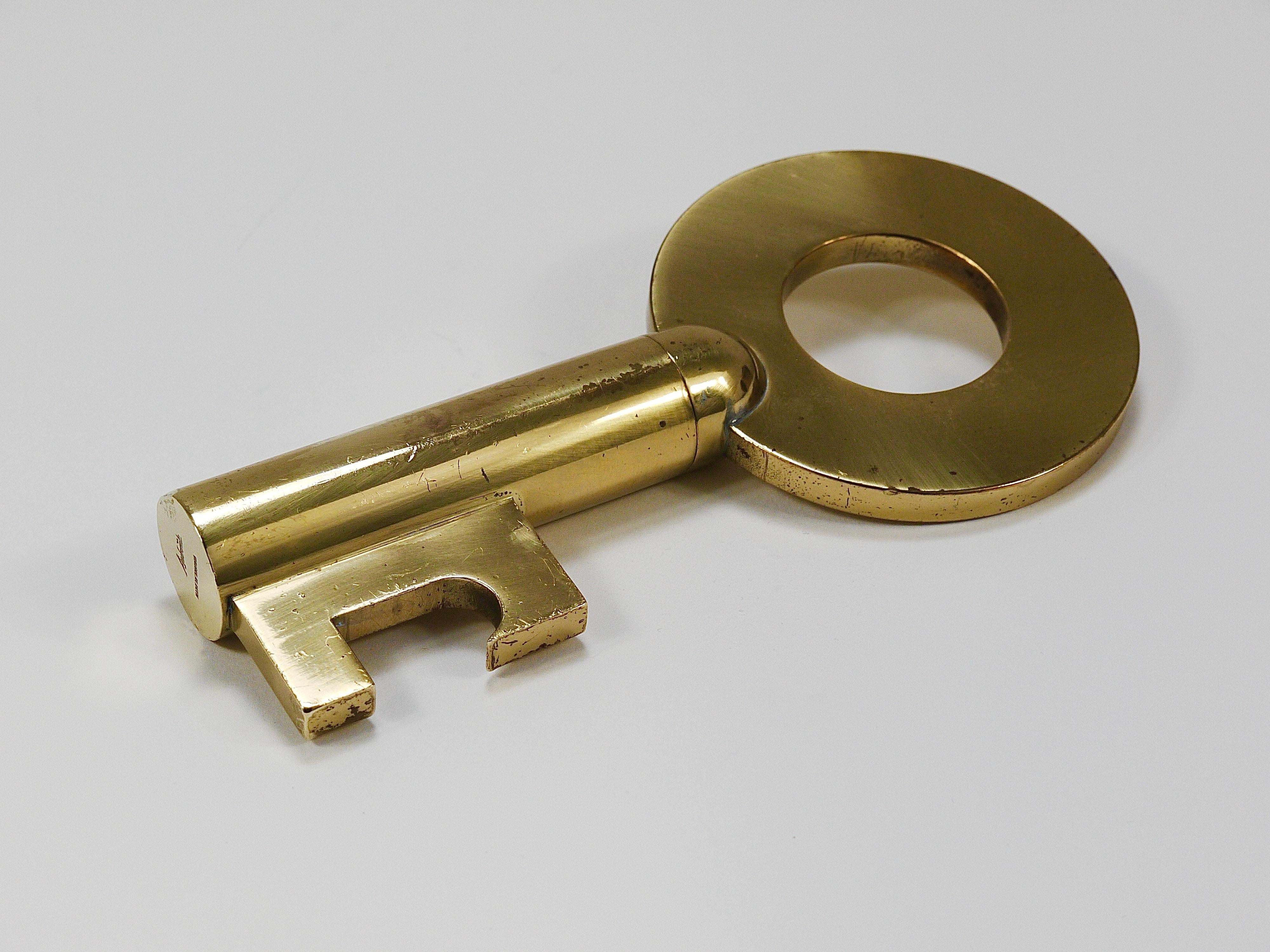 Carl Auböck Modern Key Großer Messingkorkenzieher, Flaschenöffner, Österreich, 1950er Jahre im Angebot 1