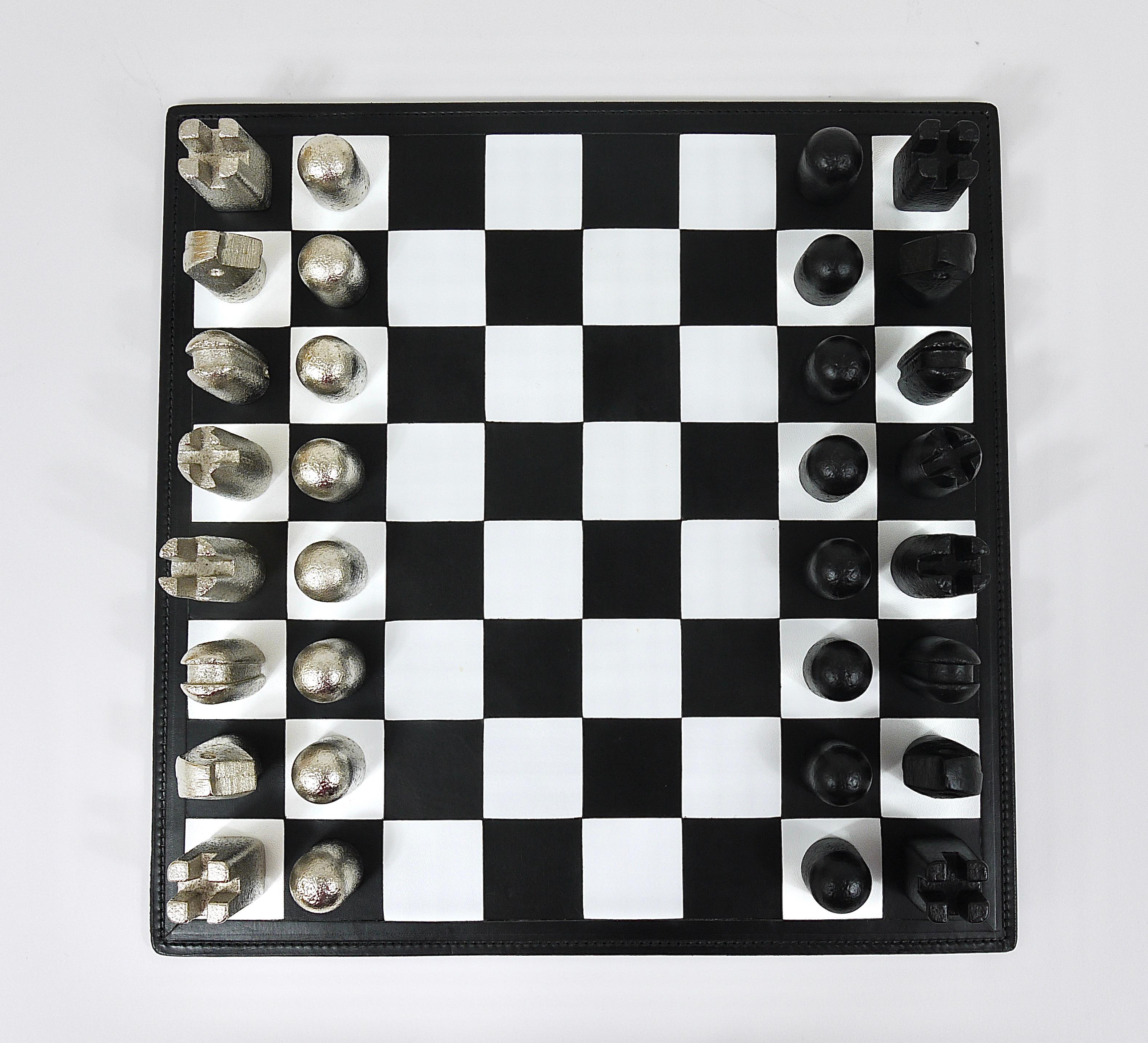Autrichien Jeu d'échecs moderniste Carl Aubock en fonte avec planche en cuir faite à la main en vente