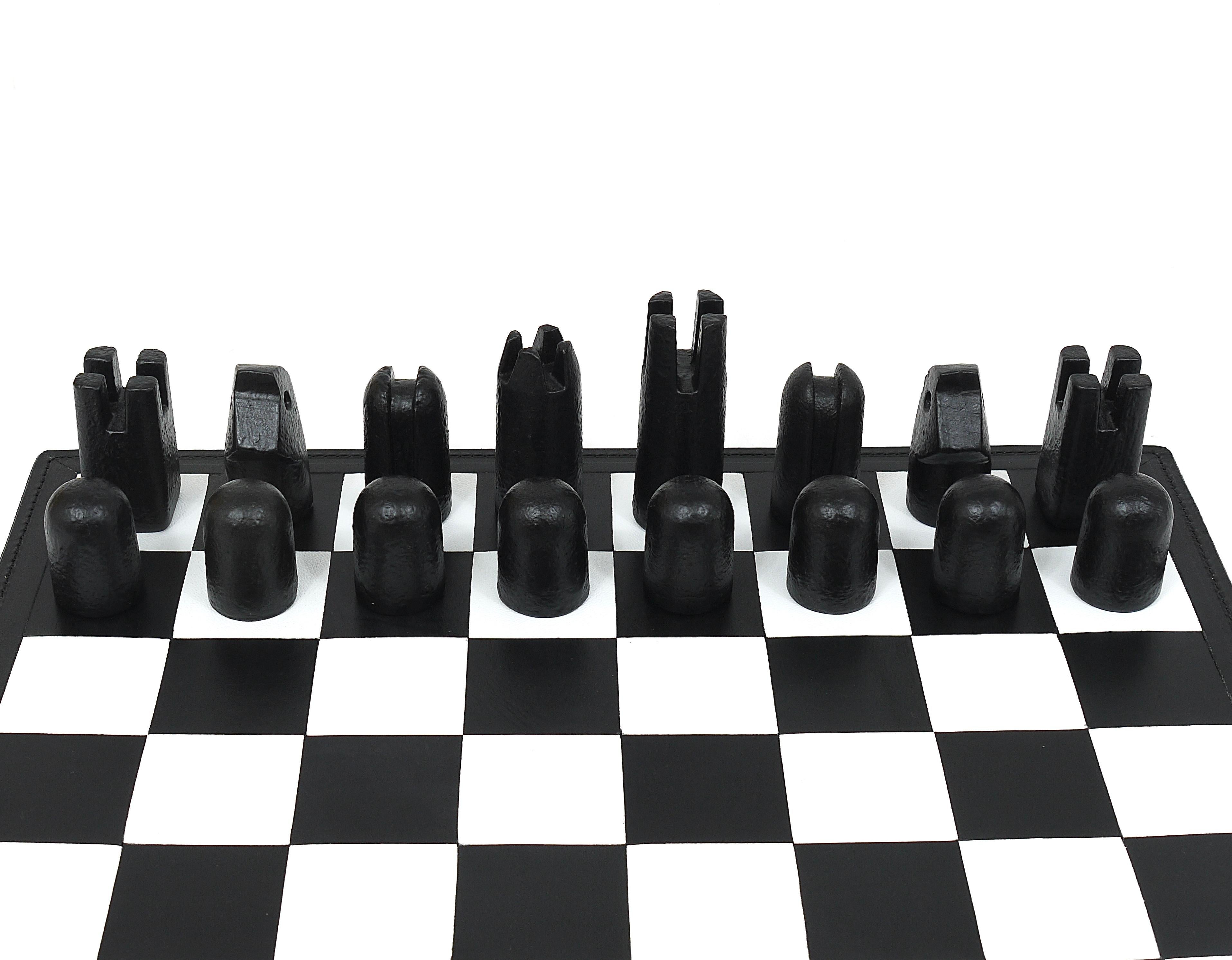 Jeu d'échecs moderniste Carl Aubock en fonte avec planche en cuir faite à la main en vente 1