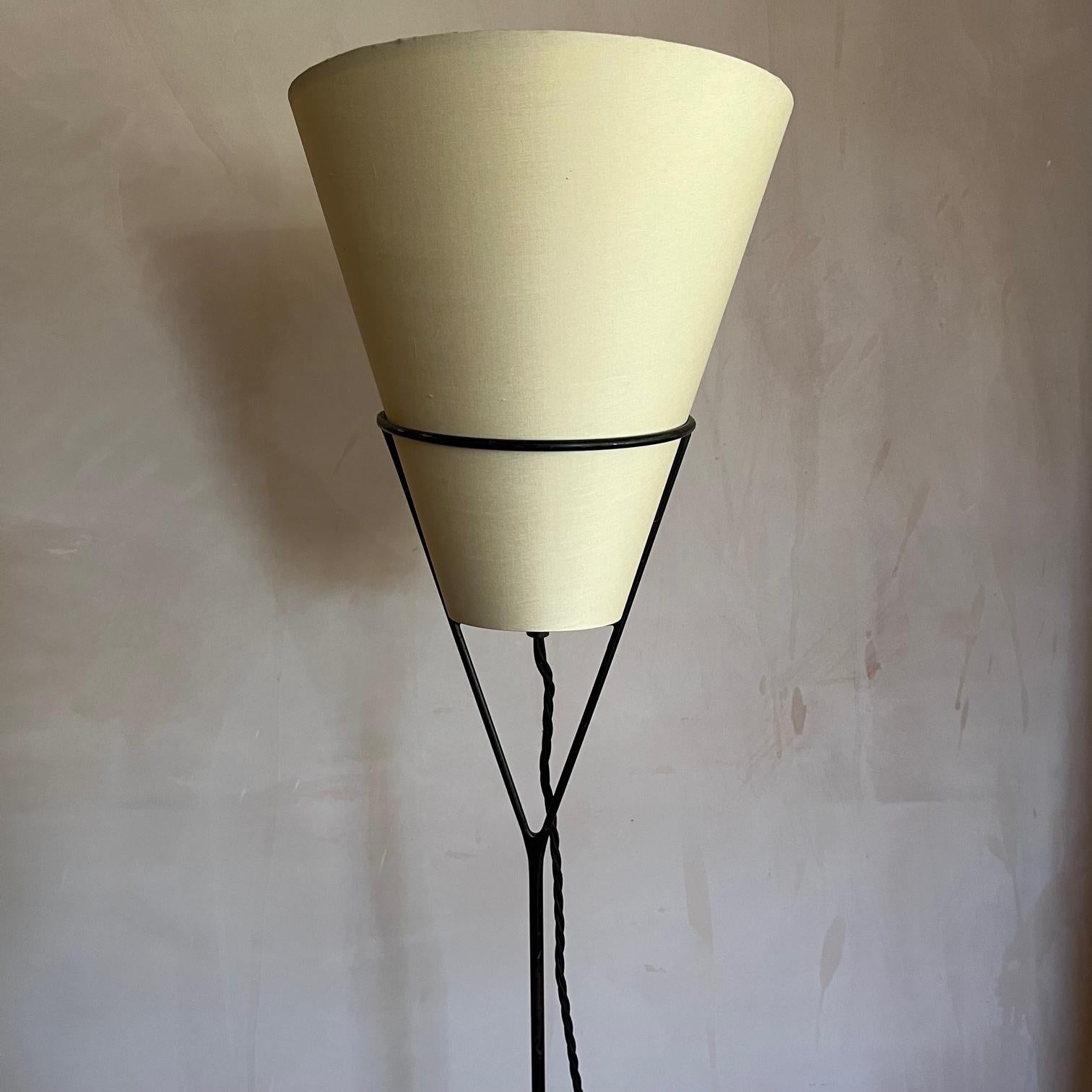 Ein Original aus der Mitte des Jahrhunderts  Umgekehrt oder Topsy Turvy  Stehlampe. Hergestellt aus Gusseisen, entworfen von Carl Auböck, Wien, 1951-1952, ausgeführt von der Werkstätte Carl Auböck.
Ein gutes frühes Beispiel für diese Lampe. Einige
