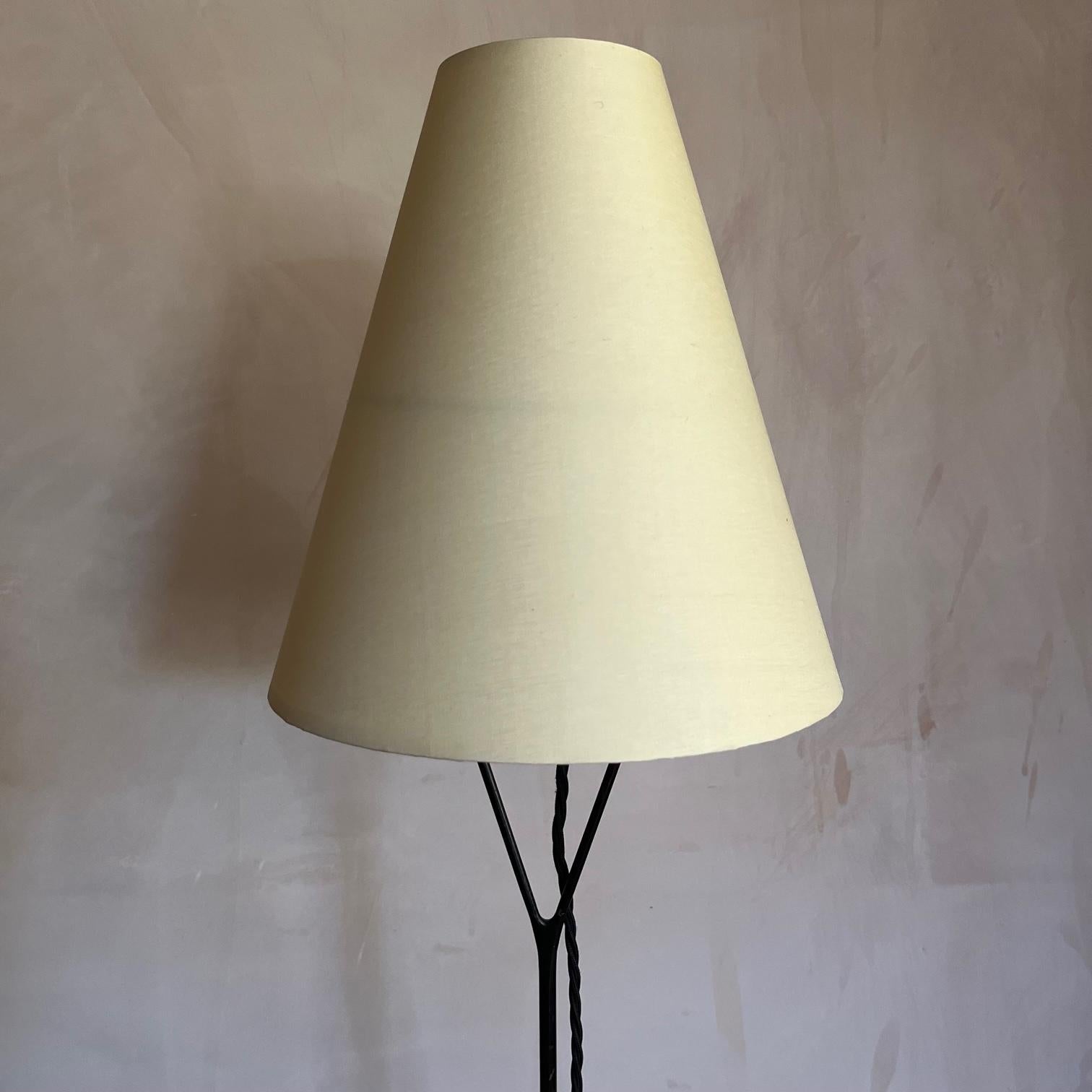 Carl Aubock originales seltenes frühes Beispiel der Vice Versa Stehlampe ca. 1950er Jahre (Moderne der Mitte des Jahrhunderts) im Angebot