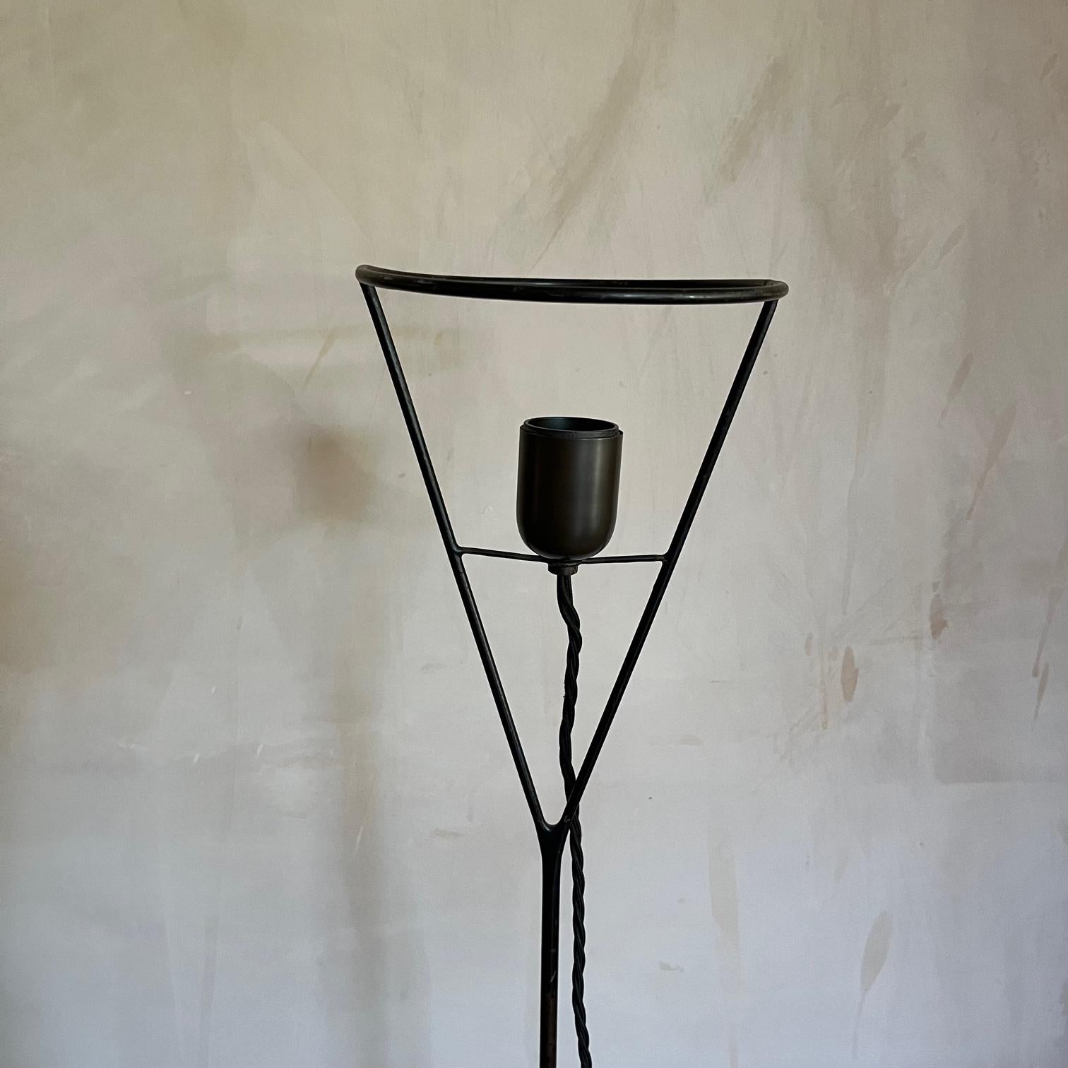 Carl Aubock originales seltenes frühes Beispiel der Vice Versa Stehlampe ca. 1950er Jahre (Gegossen) im Angebot