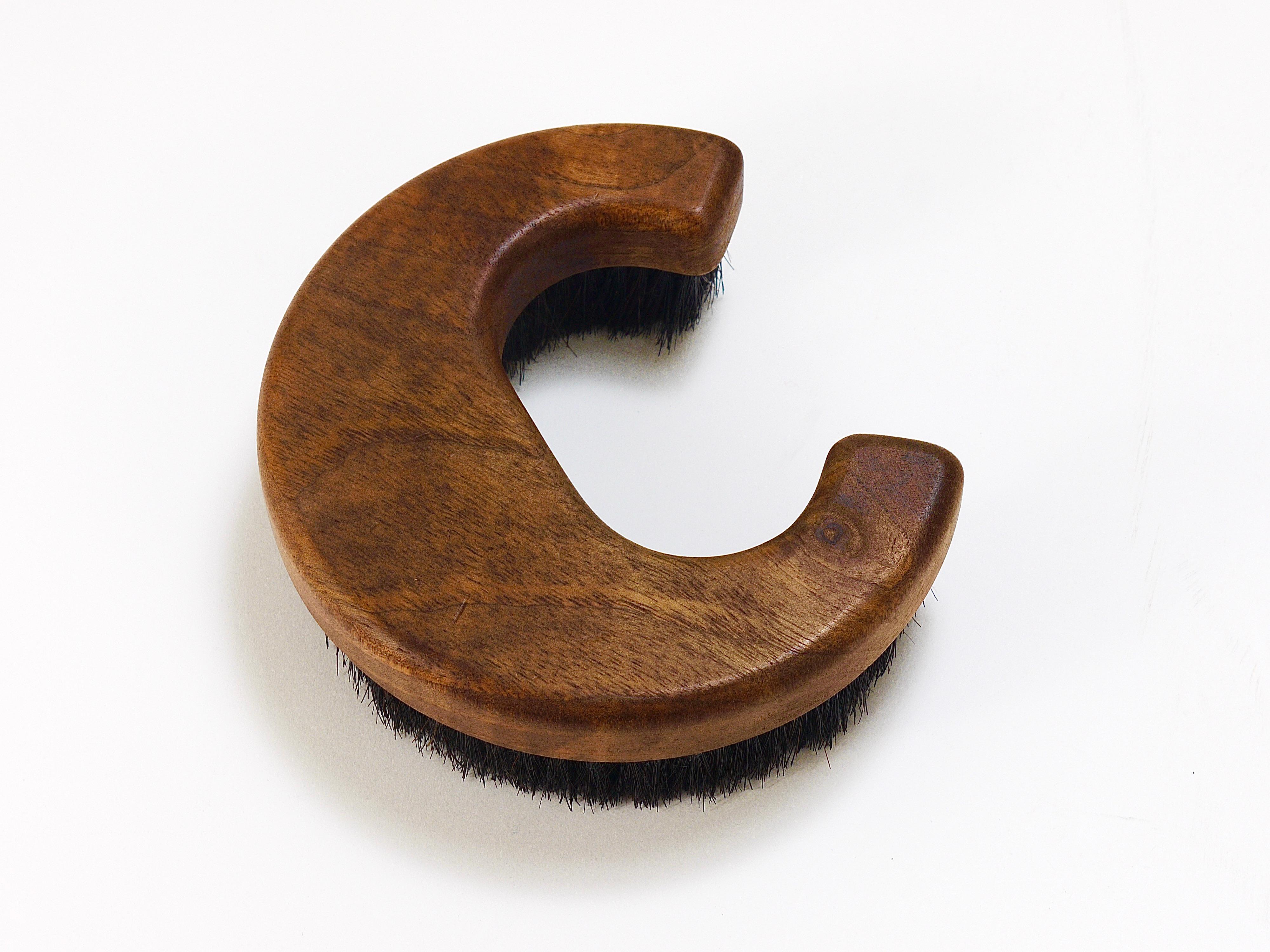 Carl Aubock „C“ Walnut Clothes Coat Brush, Signed, Midcentury, Austria, 1960s In Good Condition For Sale In Vienna, AT