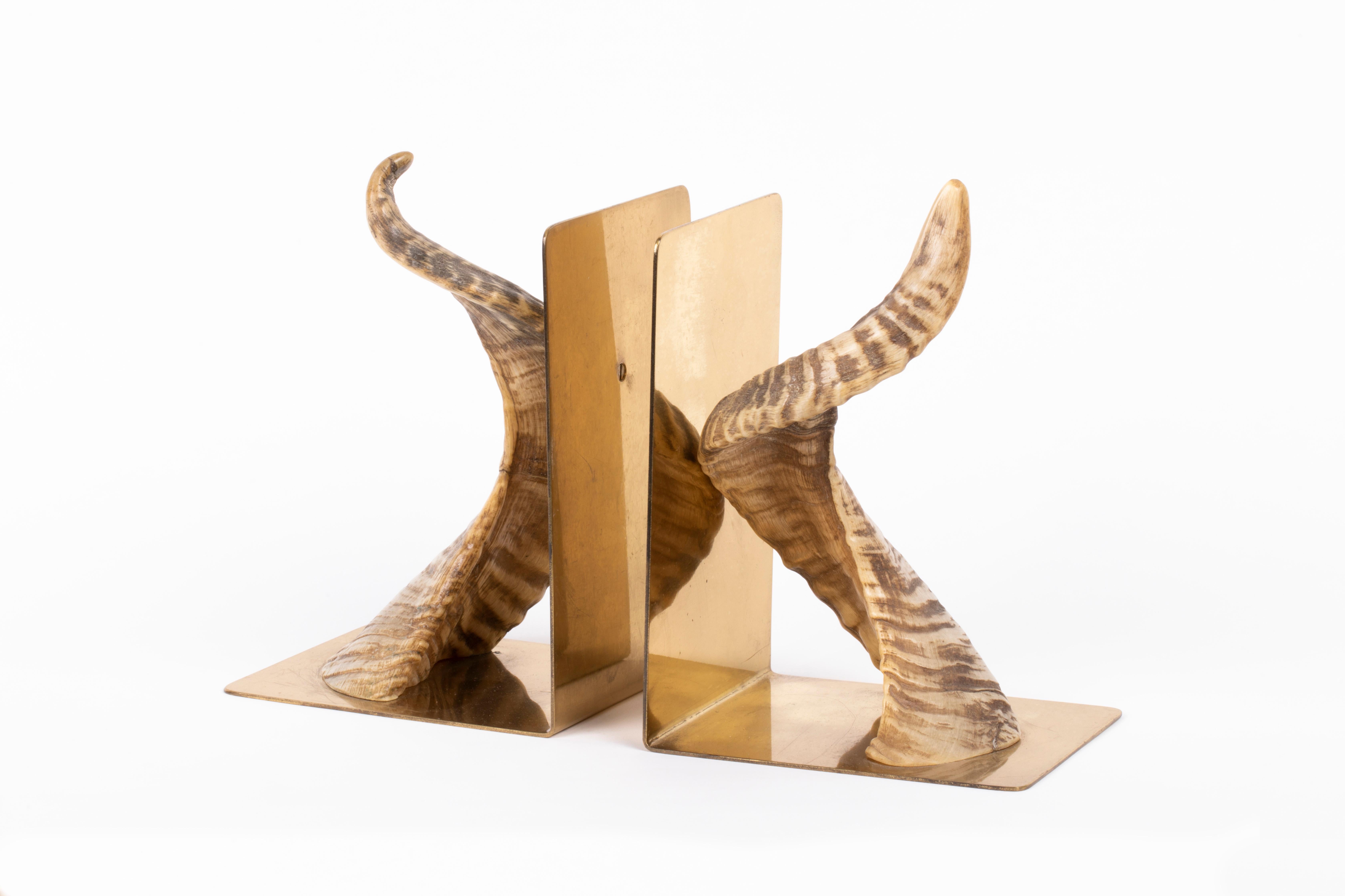 Carl Auböck pair of brass and horn bookends, Austria 1960s. The part made of Horn measures 9x11x20 cm.