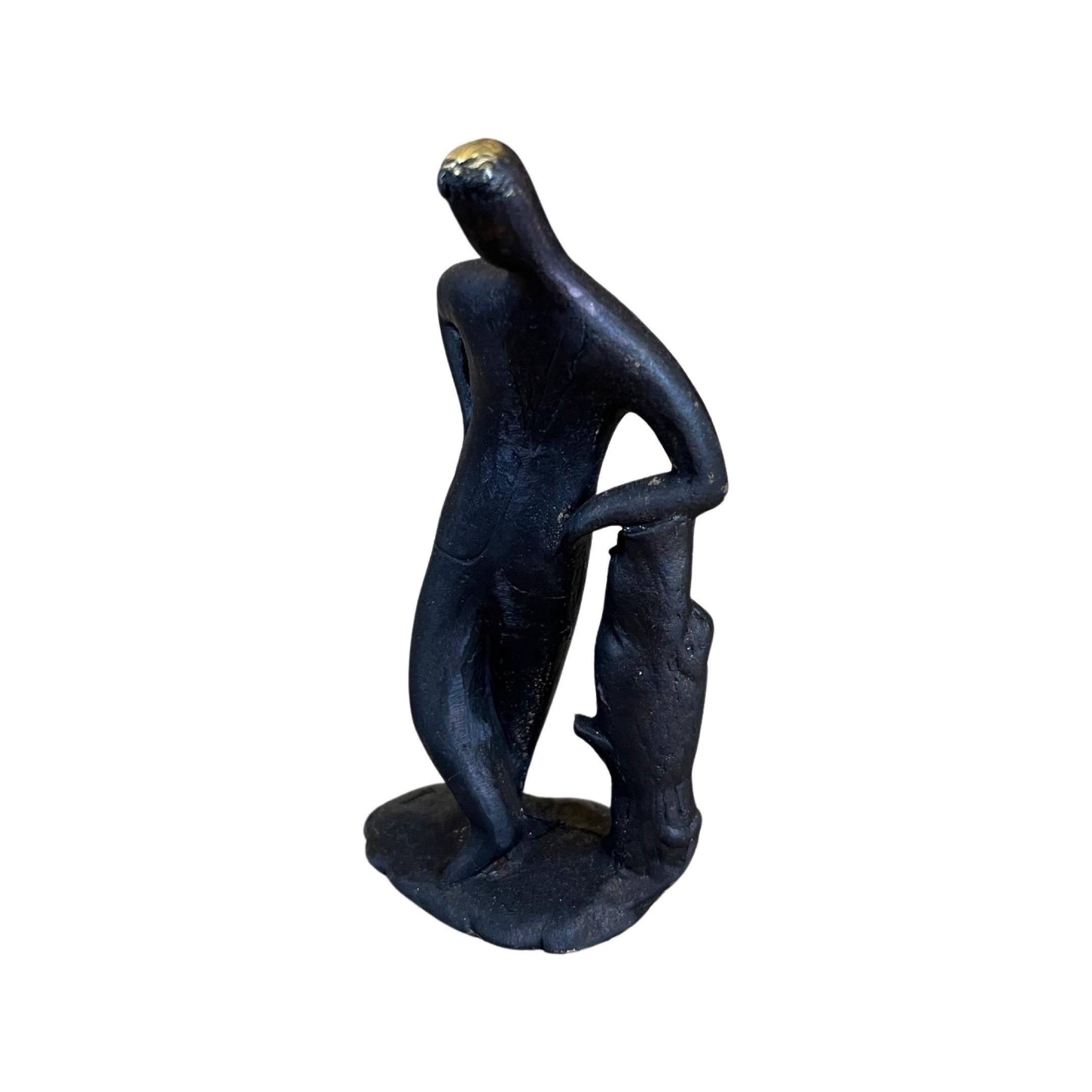 Carl Aubock Patinierte Messing-Figurenskulptur „Leinwand auf Baumstumpf“ #4068 (21. Jahrhundert und zeitgenössisch) im Angebot