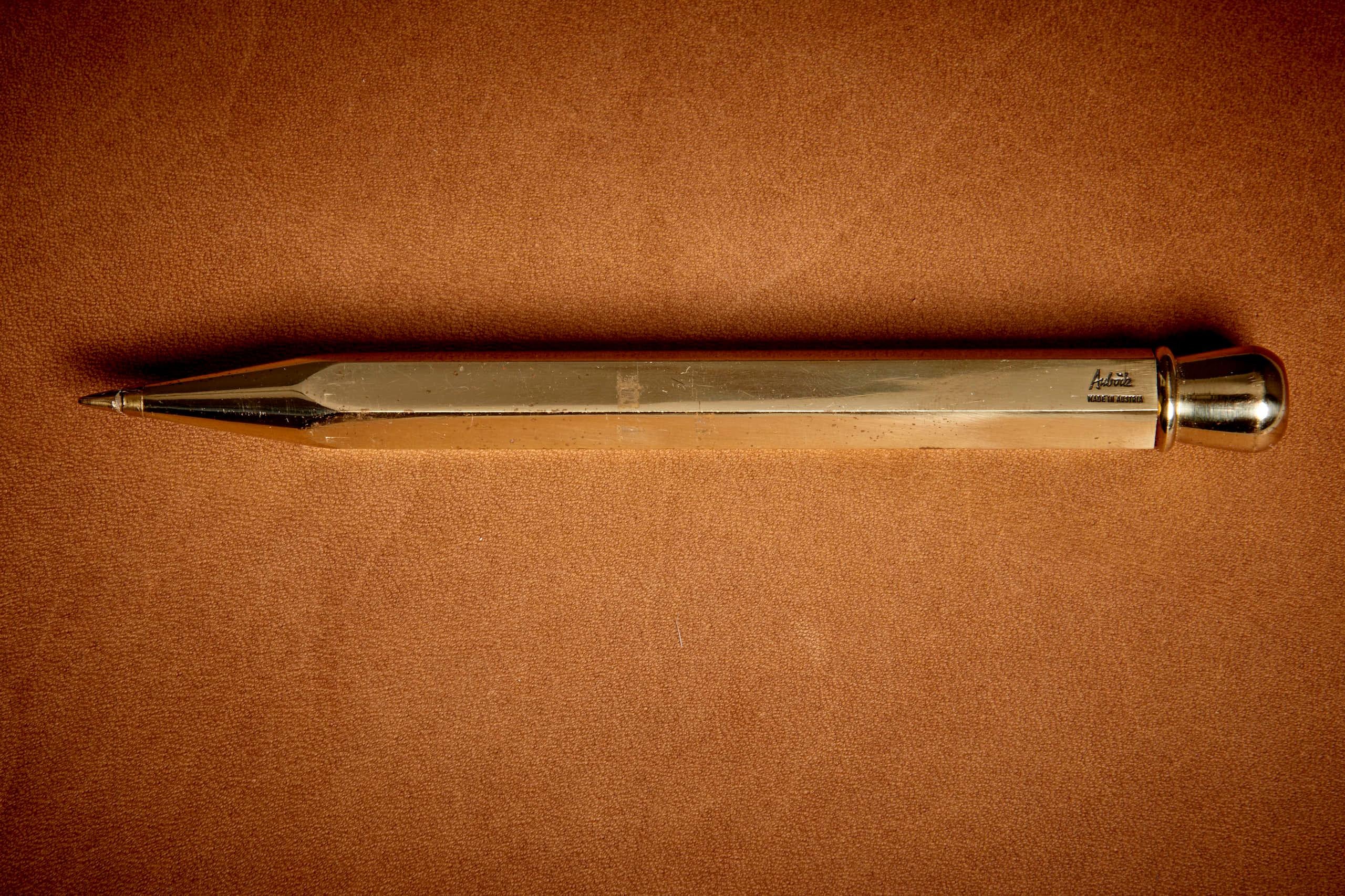 Presse-papier en laiton à stylo Carl Auböck dans sa boîte en bois d'origine, Autriche années 1950  Bon état - En vente à Berlin, DE