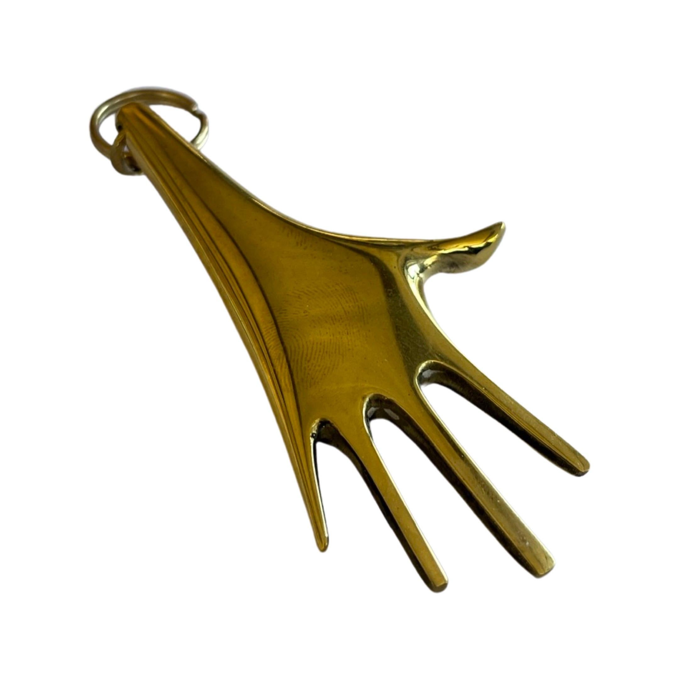 Carl Aubock Schlüsselanhänger „Hand“ aus poliertem Messing #5732 (Österreichisch) im Angebot