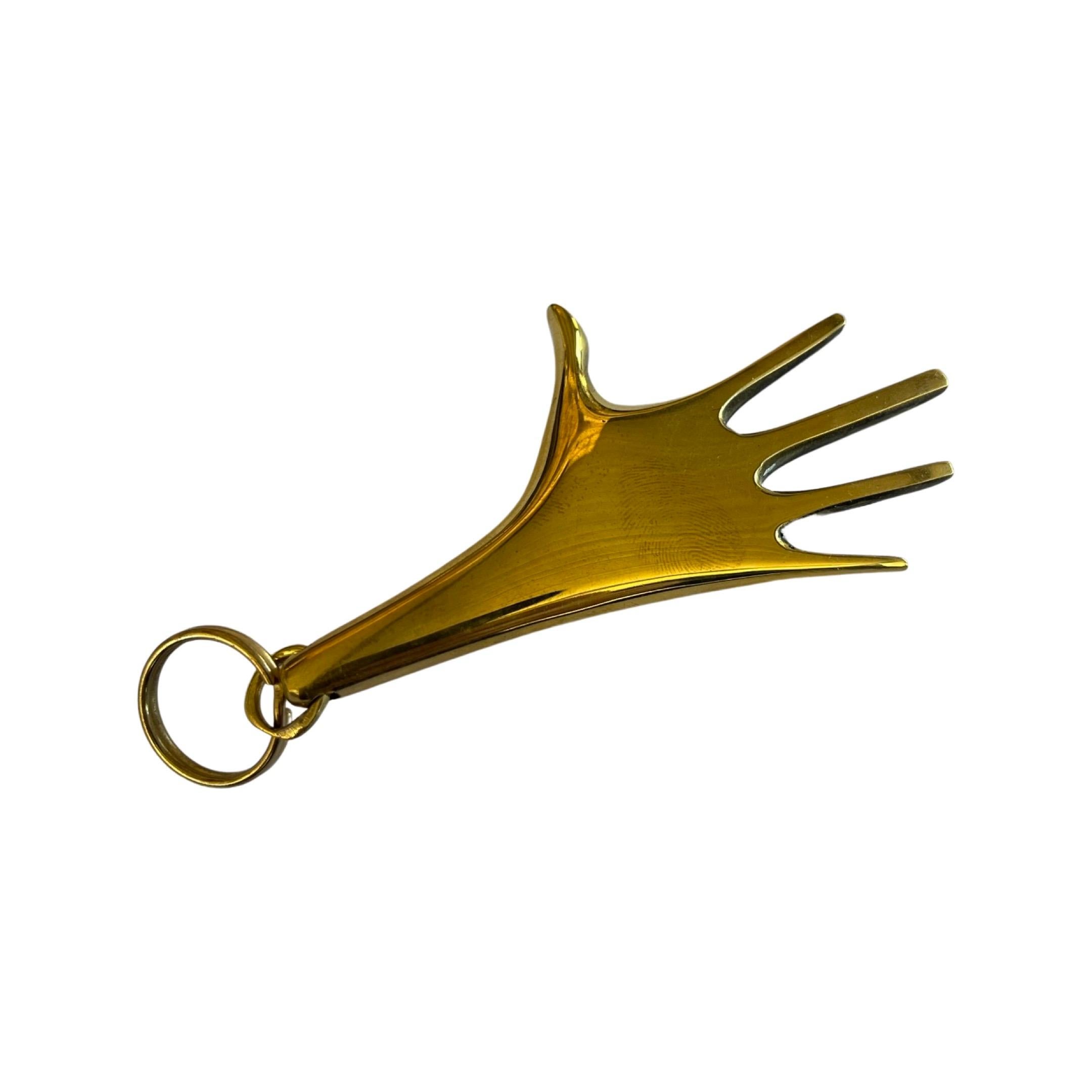 Carl Aubock Schlüsselanhänger „Hand“ aus poliertem Messing #5732 (Poliert) im Angebot