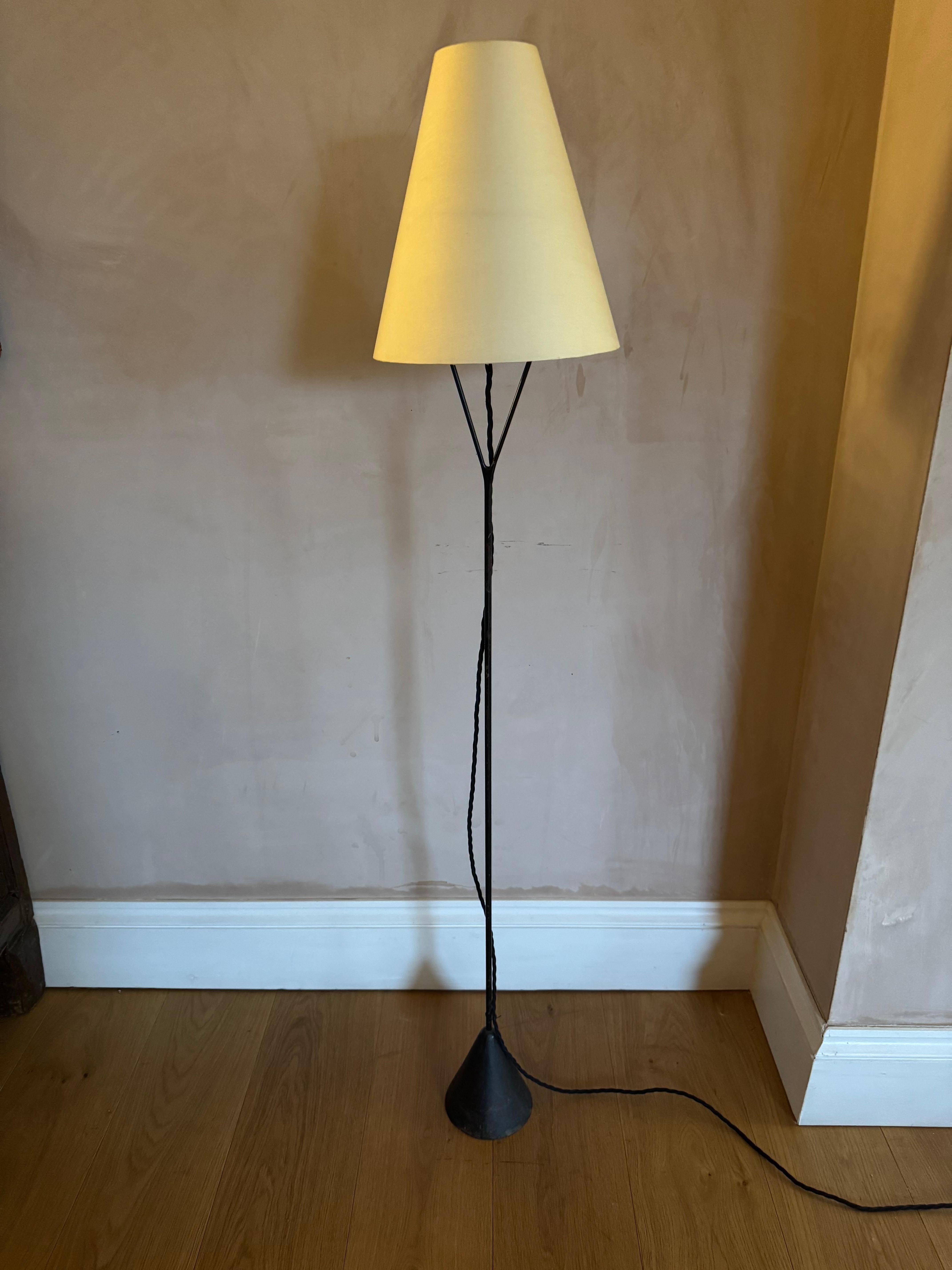 Rara primera edición de la lámpara de pie Carl Aubock Vice Versa Topsy Turvy. Ligera distorsión en el anillo de sombra. Base cónica de hierro fundido. Sustitución a medida de la pantalla según el diseño original. Recableado con flexo de seda. 