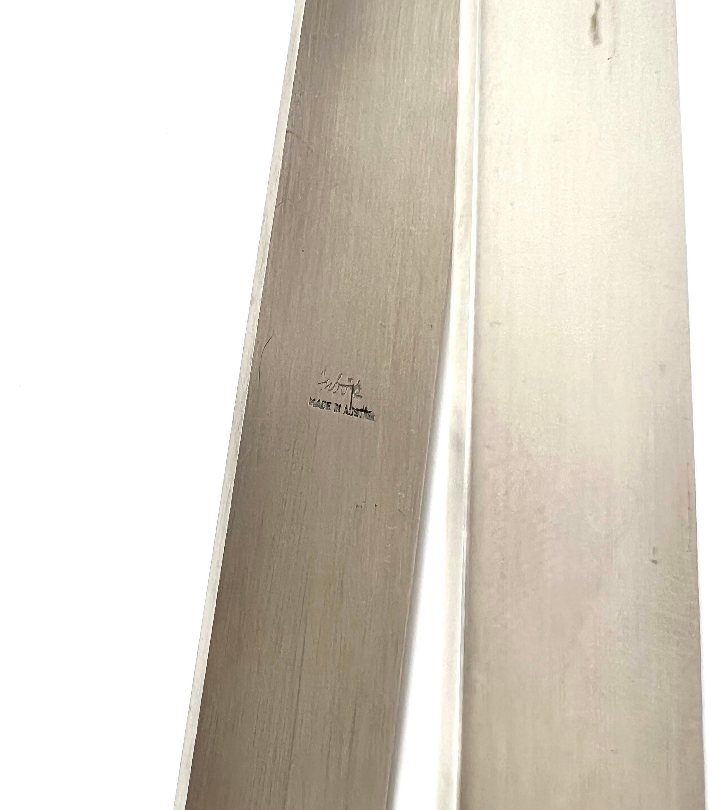 Auböck Servierzange, auf der Innenseite markiert (Auböck MADE IN AUSTRIA).
Hergestellt aus rostfreiem Stahl, befestigt an einem Holzgriff, mit Leder umwickelt
Ausgezeichneter Zustand, wahrscheinlich von der Manufaktur Amboss in Oberösterreich