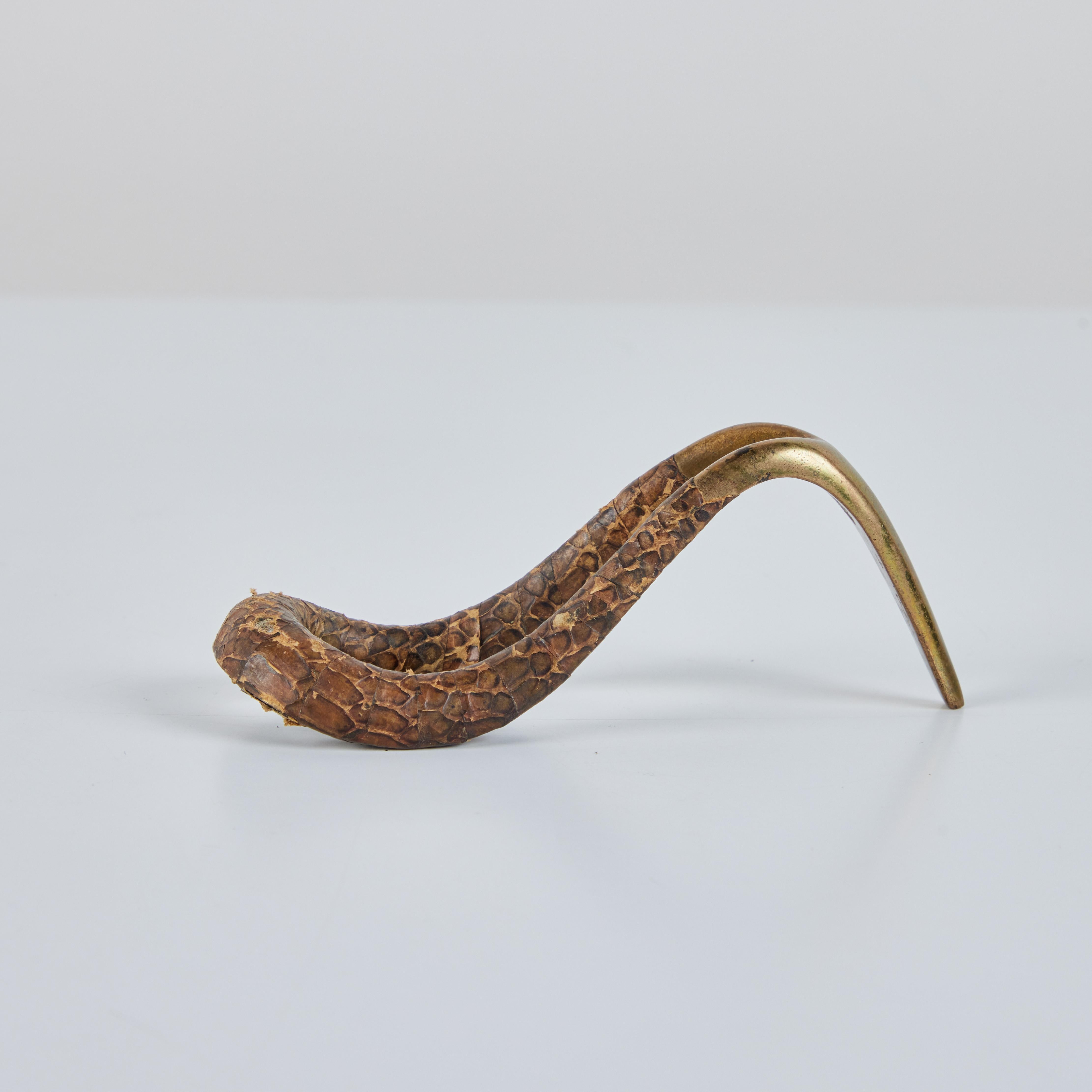 Laiton Carl Auböck - Porte-pipe en laiton enveloppé de peau de serpent en vente