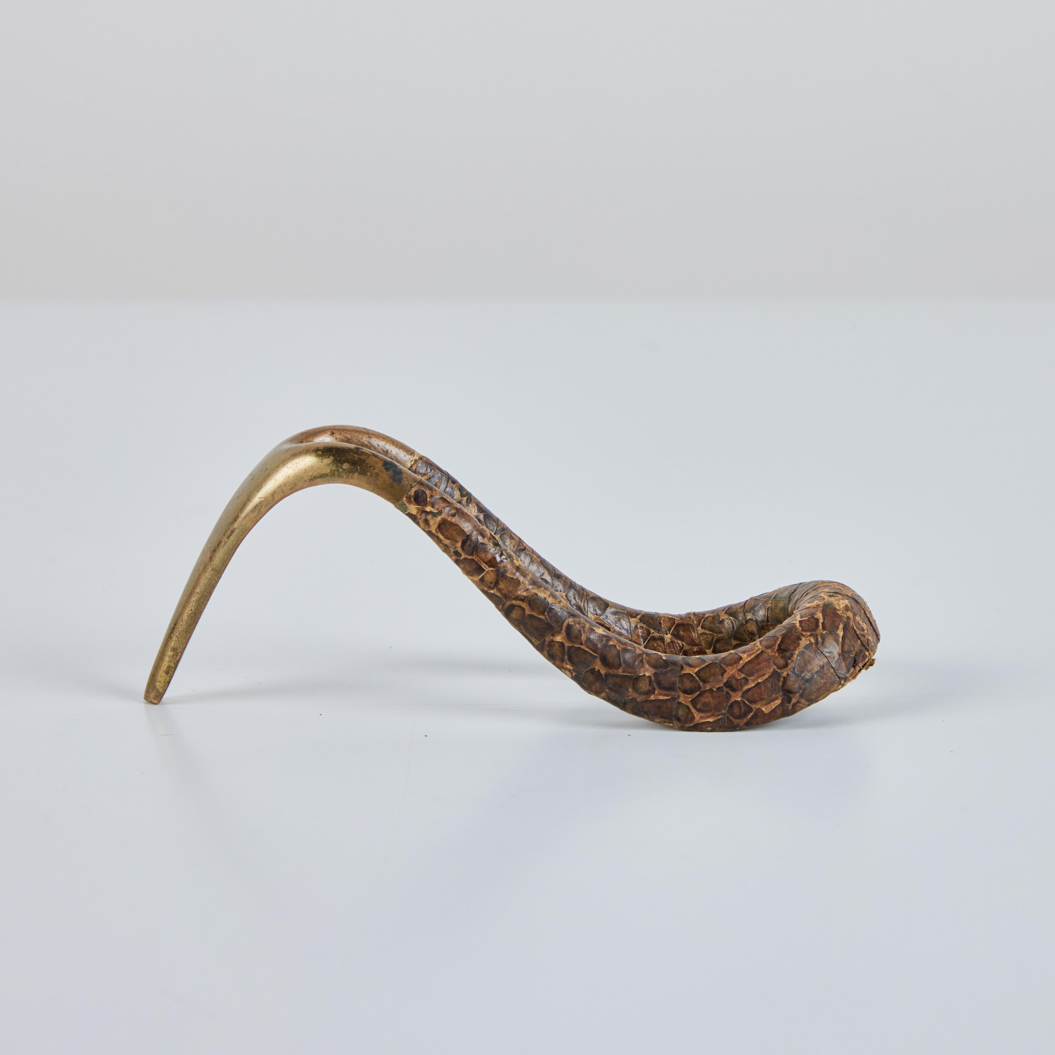 Carl Auböck - Porte-pipe en laiton enveloppé de peau de serpent en vente 1