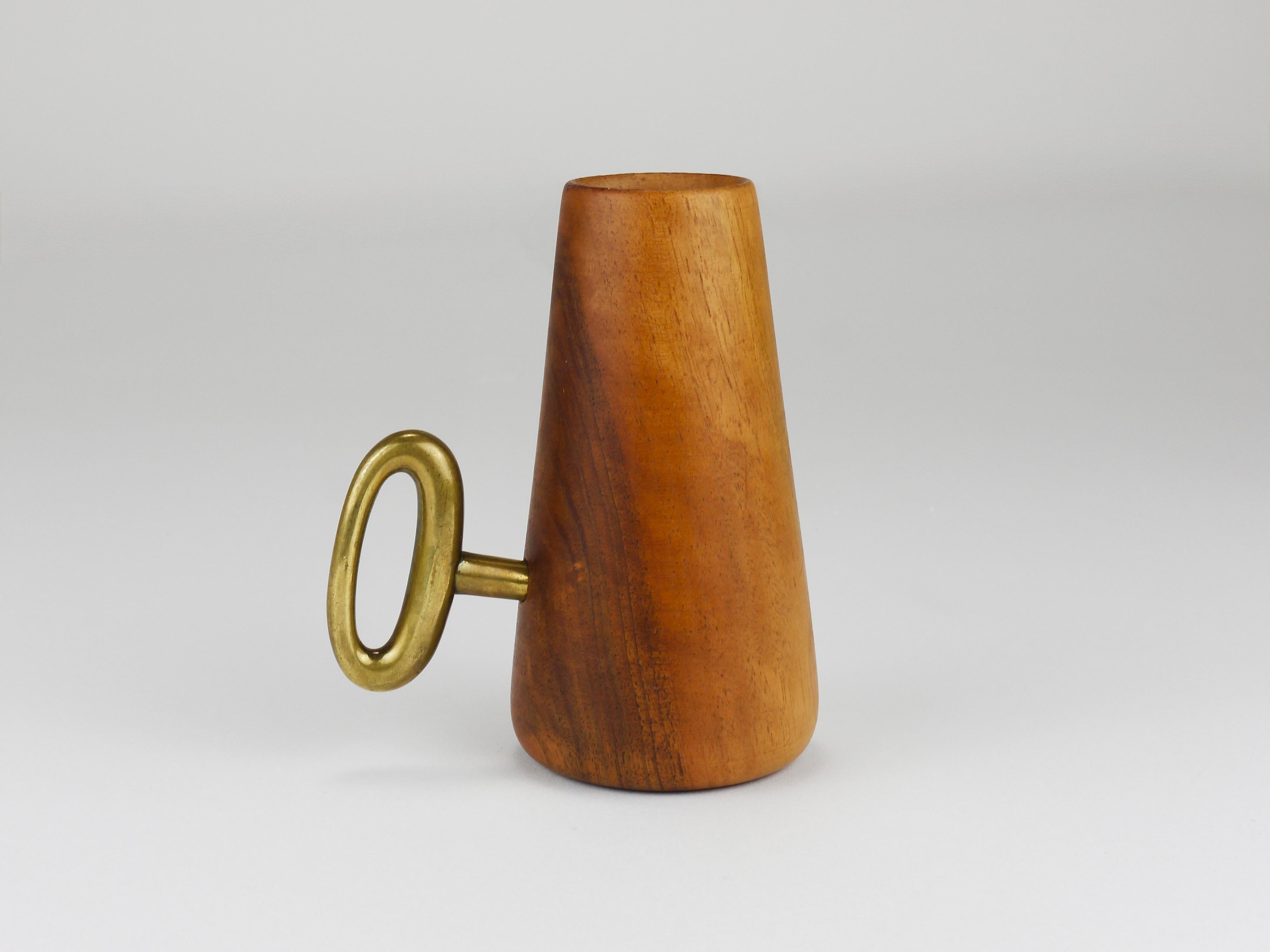 Ein schöner, minimalistischer, hölzerner Strohhalmhalter aus der Jahrhundertmitte mit integriertem Korkenzieher-Flaschenöffner, entworfen und ausgeführt von der Werkstätte Carl Auböck, Wien, Österreich, in den 1950er Jahren. Gefertigt aus
