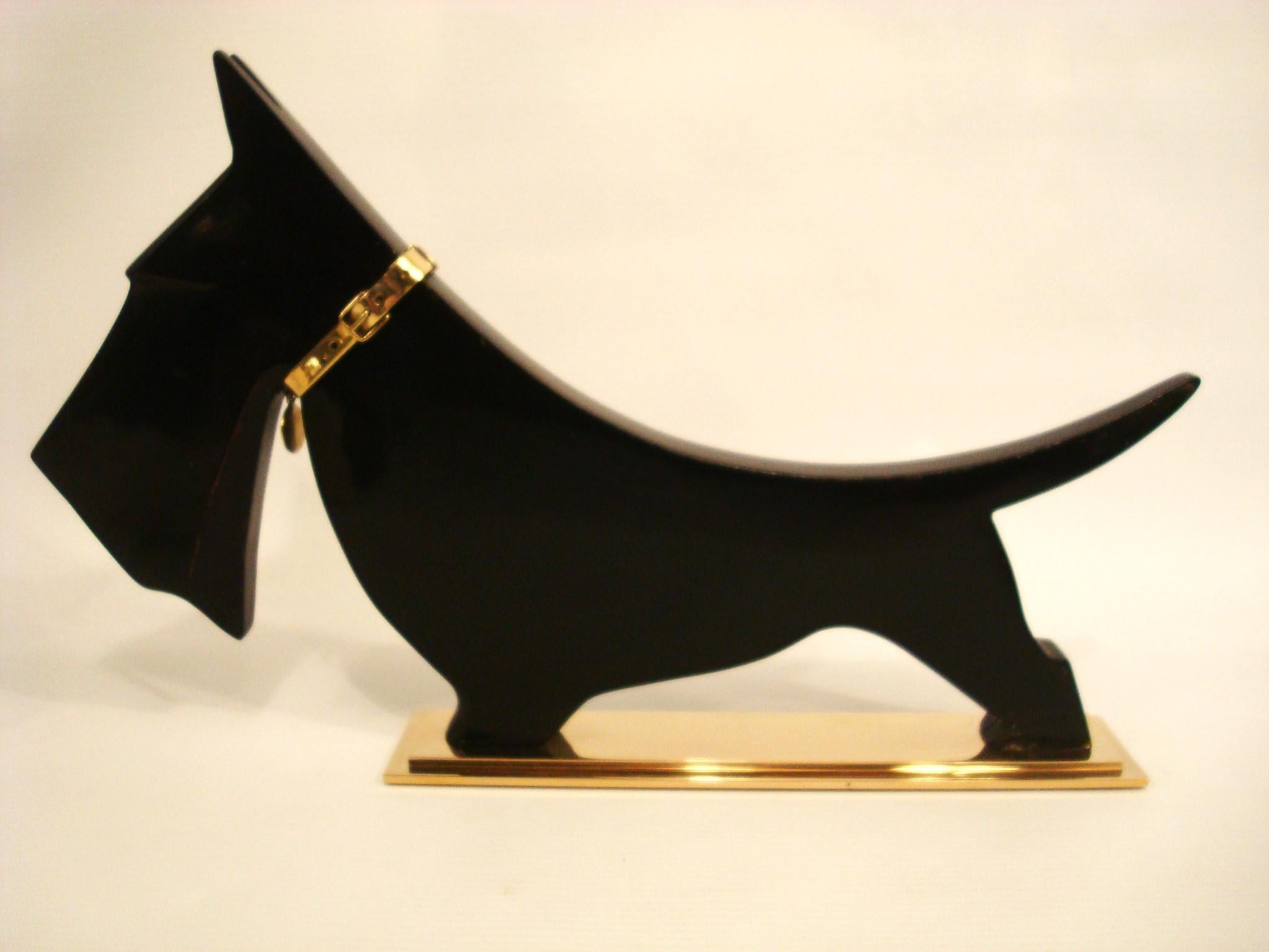 Scultura Art Deco degli anni '20 in stile Scotch Terrier di Carl Auböck.

Rara scultura Art Deco che raffigura un adorabile scotch terrier, realizzata in legno nero lucido,  su una base di ottone. Disegnato ed eseguito nello stile di Carl Aubock