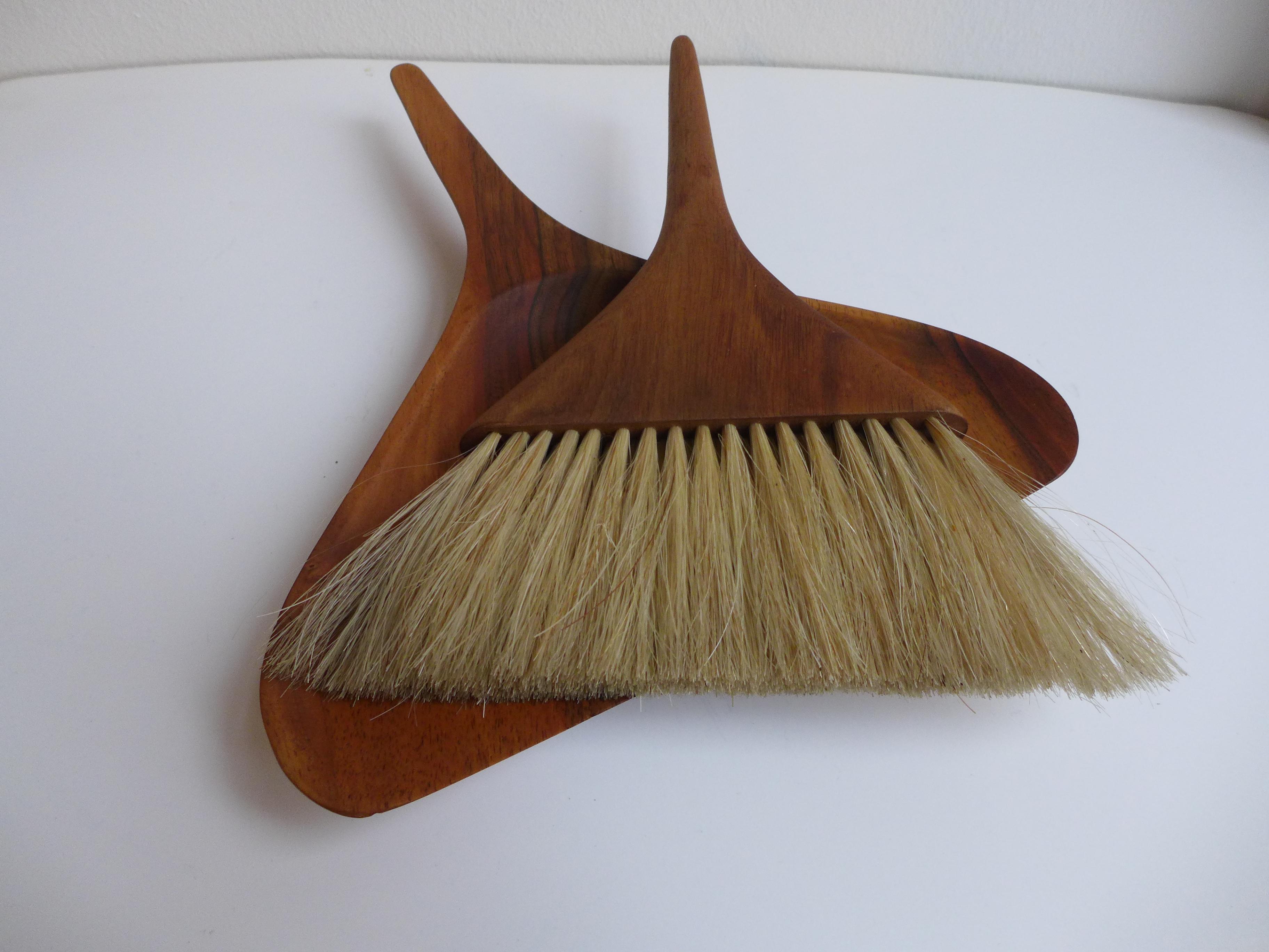 Cepillo de mesa Carl Aubock, mediados del siglo XX. Fabricada en cálido nogal y provista de auténtico pelo de jabalí, esta pieza ejemplifica la distintiva mezcla de materiales naturales y refinada artesanía del taller. 
Funcional a la par que