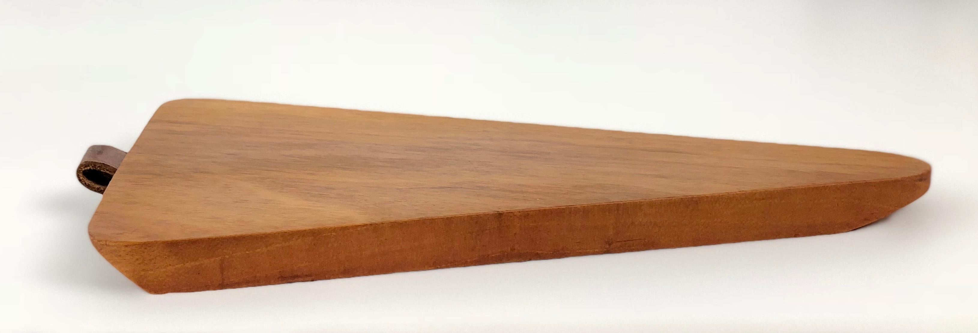 Carl Auböck Triangular Walnut Cutting Board with Amboss Knife In Good Condition For Sale In Vienna, Austria