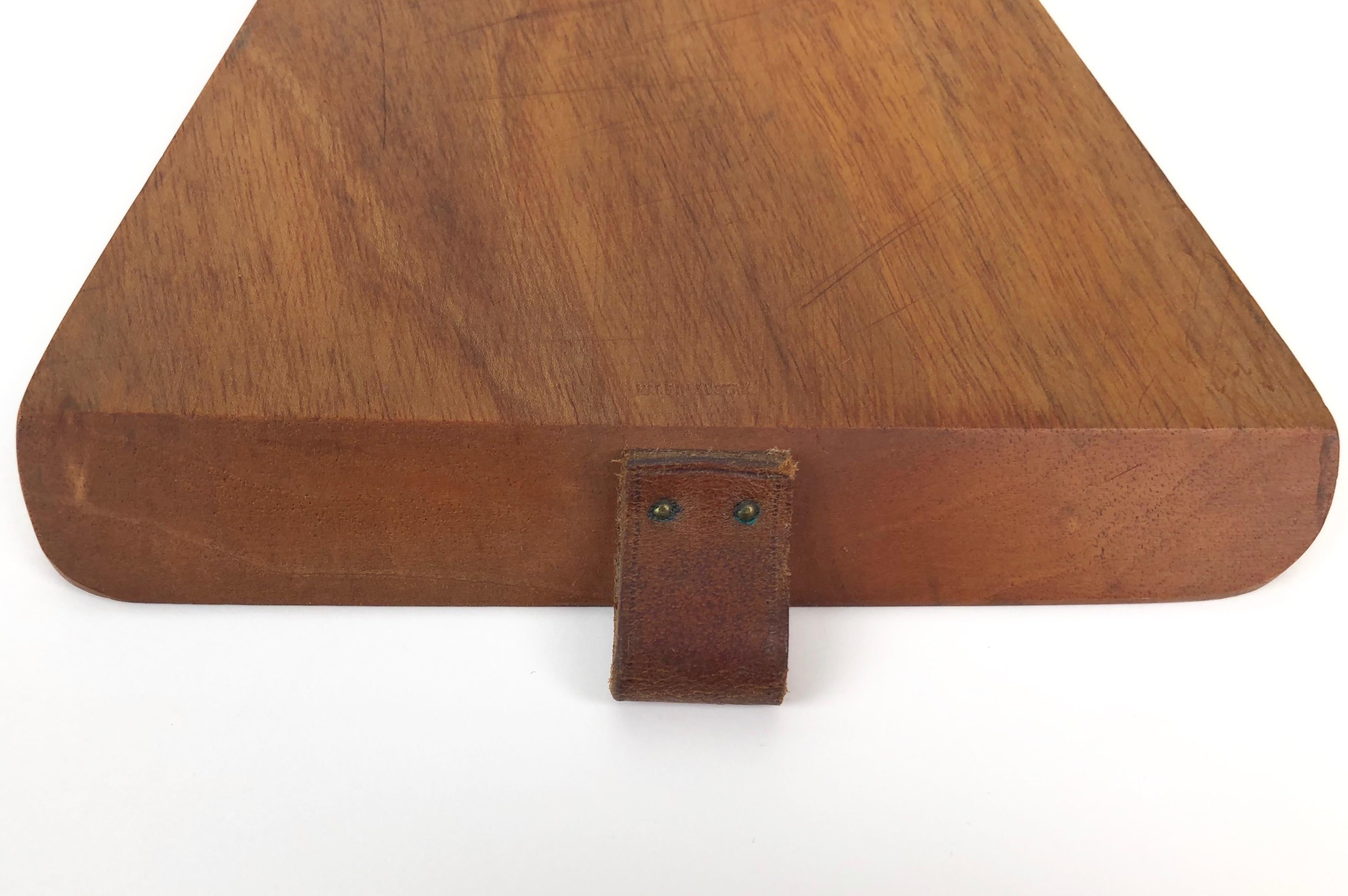 Carl Auböck Triangular Walnut Cutting Board with Amboss Knife For Sale 1
