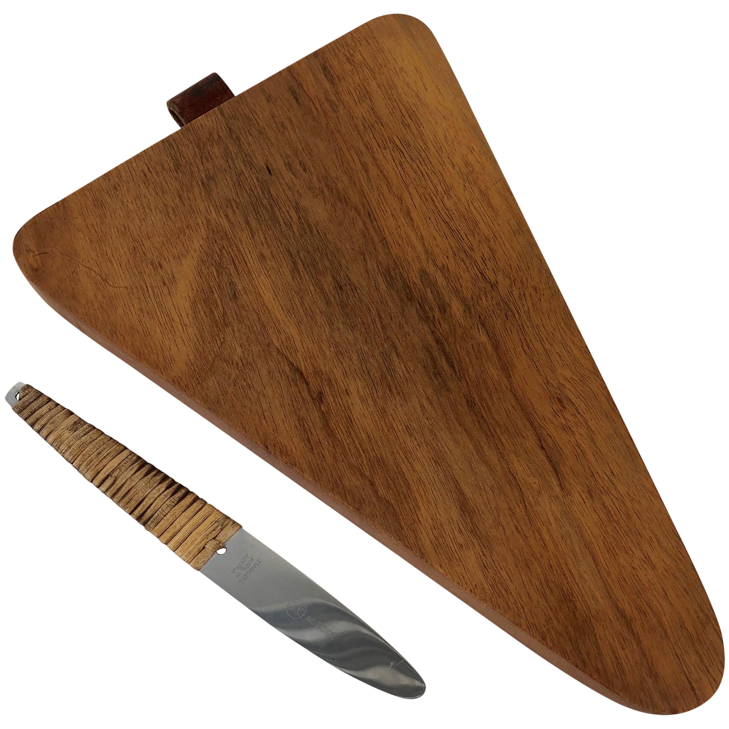 Tabla de cortar triangular de nogal Carl Auböck con cuchillo Amboss