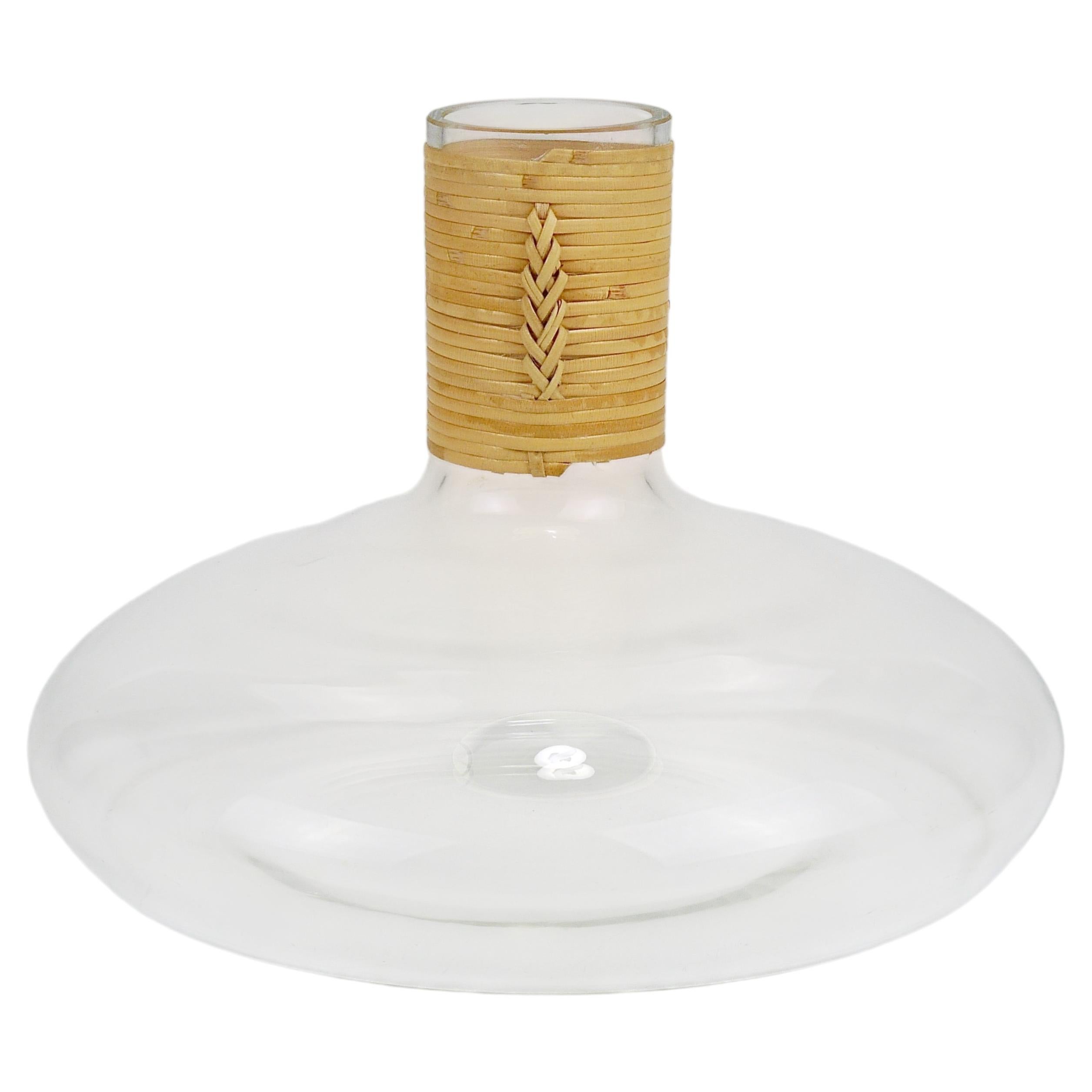 Vaso decanter Carl Aubock "Tuberkulinkolben" con piano in vimini di rafia, Austria, anni '50 in vendita