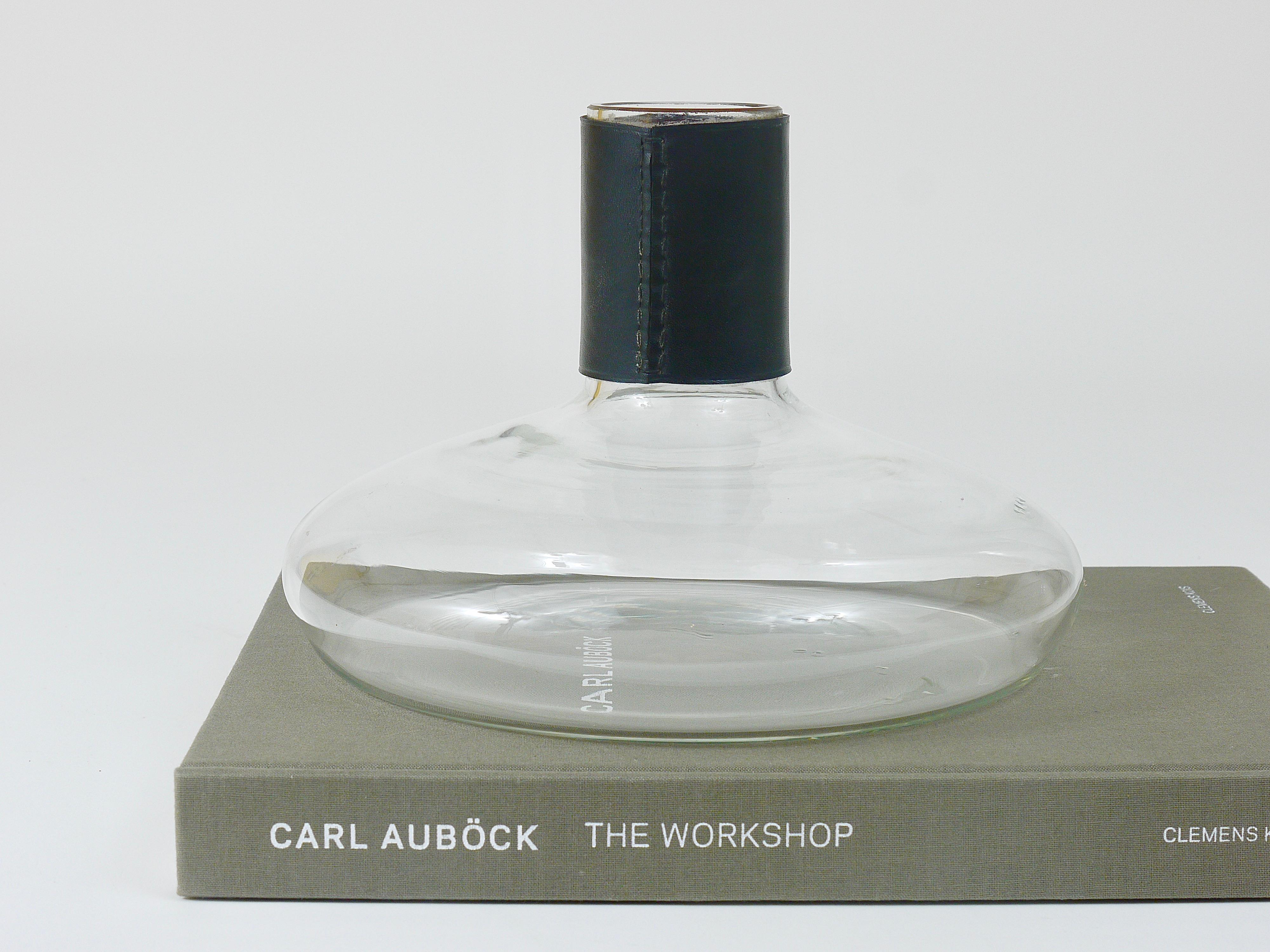 Carl Aubock Vase oder Dekanter mit schwarzer Lederplatte, Mitte des Jahrhunderts, Österreich, 1950er Jahre (Moderne der Mitte des Jahrhunderts) im Angebot