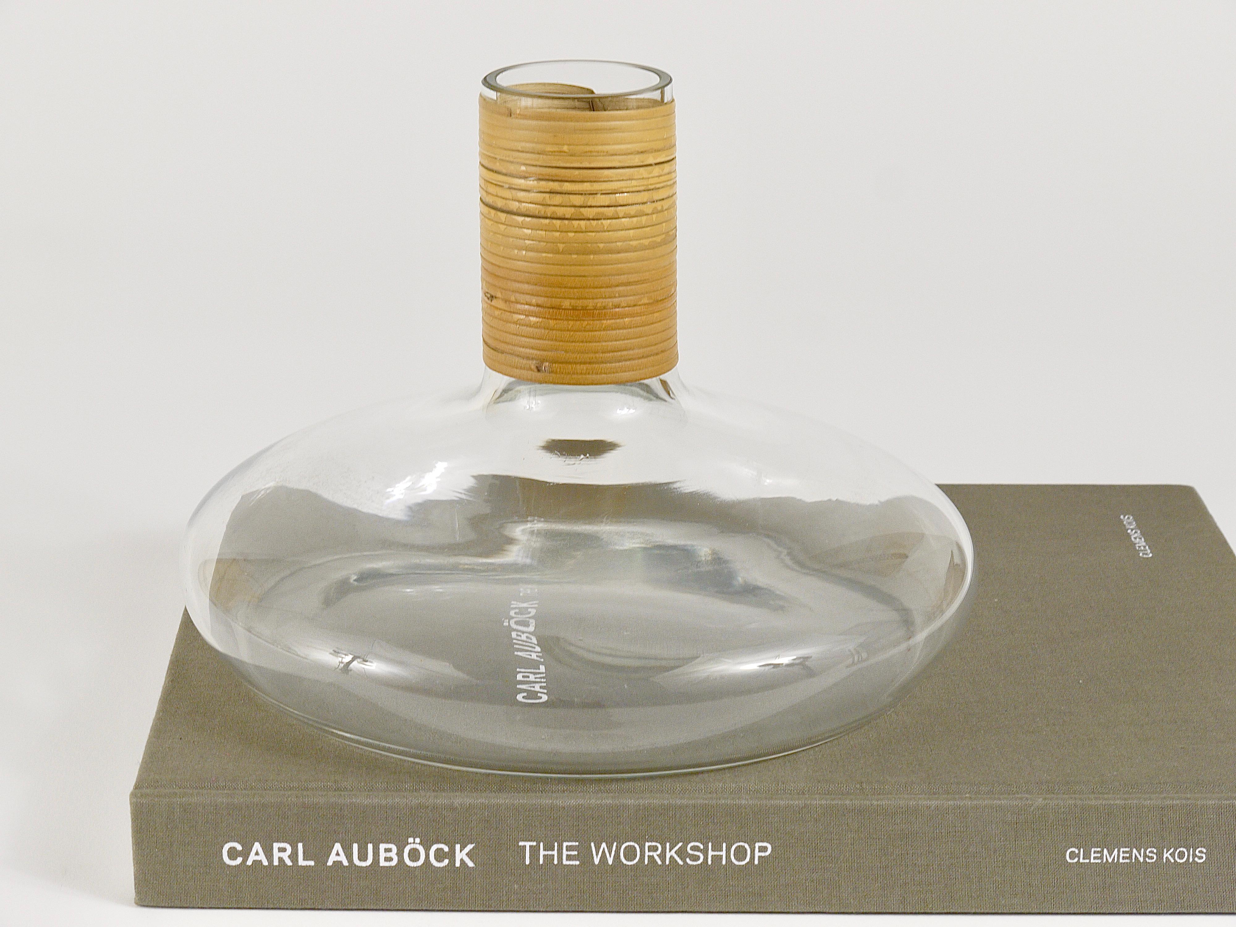 Autrichien Vase ou carafe Carl Aubock avec dessus en osier, milieu du siècle, Autriche, années 1950 en vente