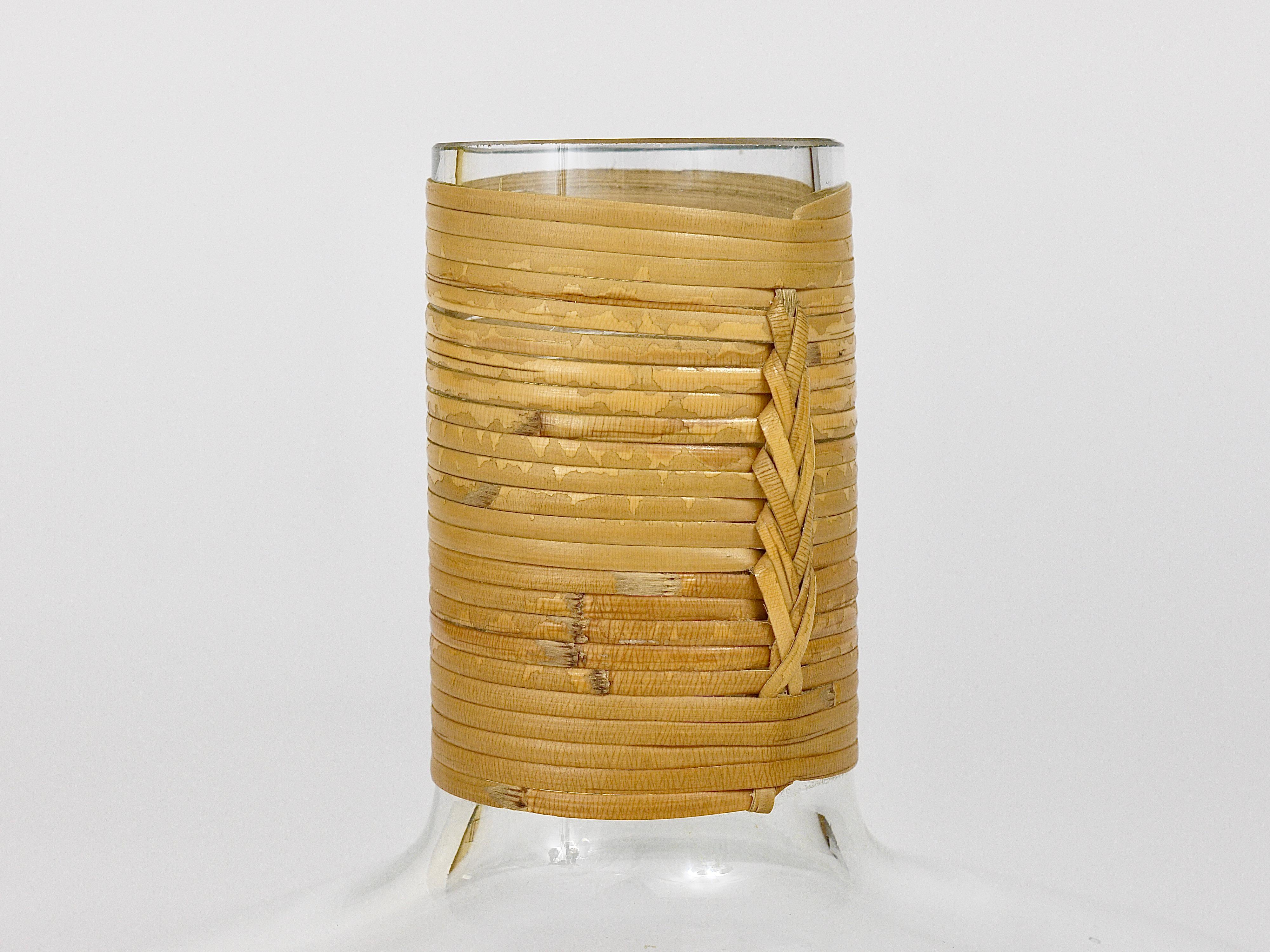 Vetro Vaso o decanter Carl Aubock con piano in vimini, metà del secolo scorso, Austria, anni '50 in vendita