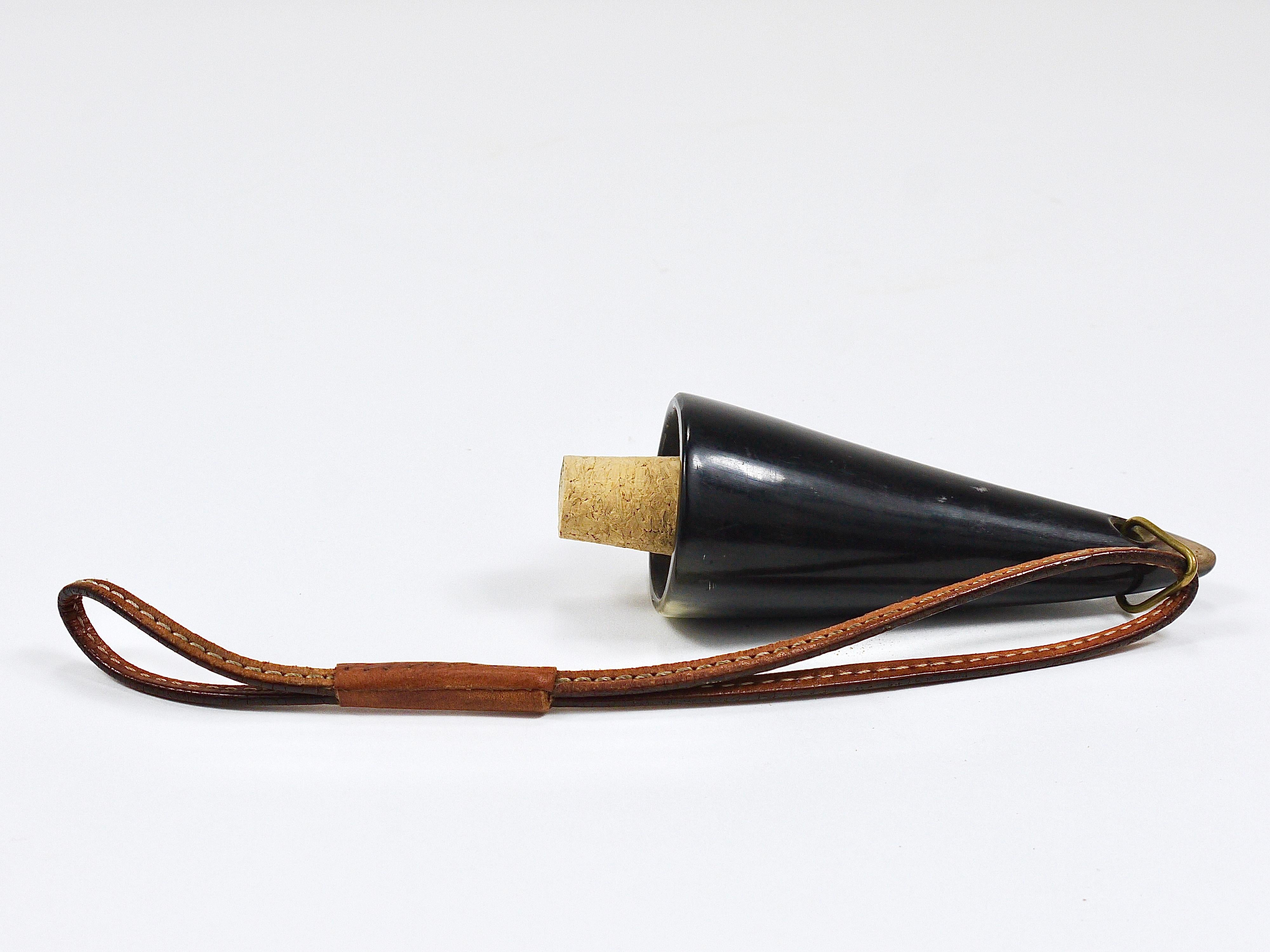 Tappo per bottiglia Carl Auböck Vienna, Horn, pelle, sughero, metà del secolo scorso, Austria, 1950 in vendita 9