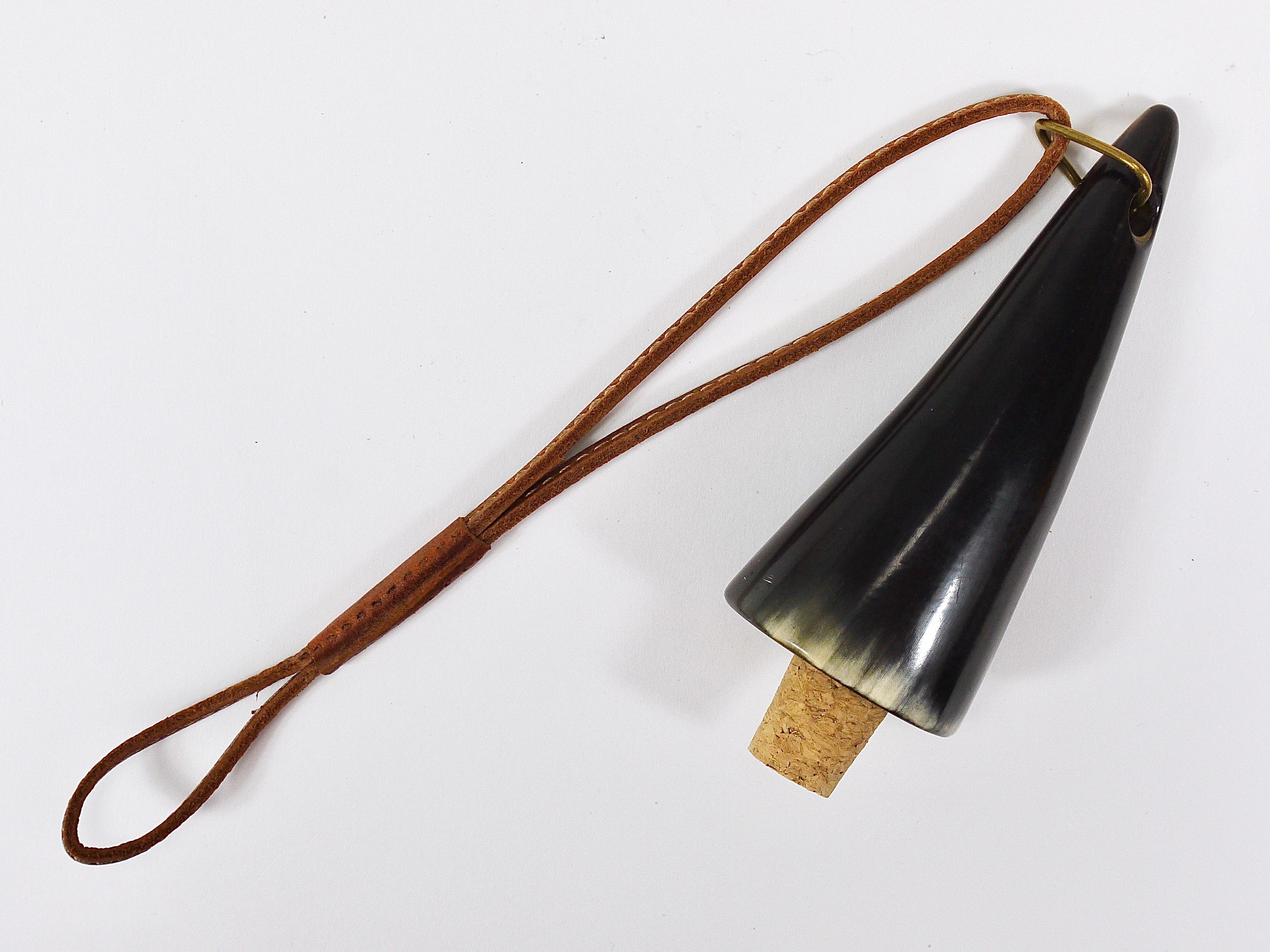 Austriaco Tappo per bottiglia Carl Auböck Vienna, Horn, pelle, sughero, metà del secolo scorso, Austria, 1950 in vendita