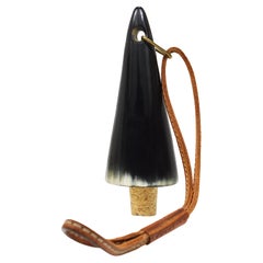 Carl Auböck Tapón de botella de Viena, cuerno, cuero, corcho, Austria de mediados de siglo, 1950