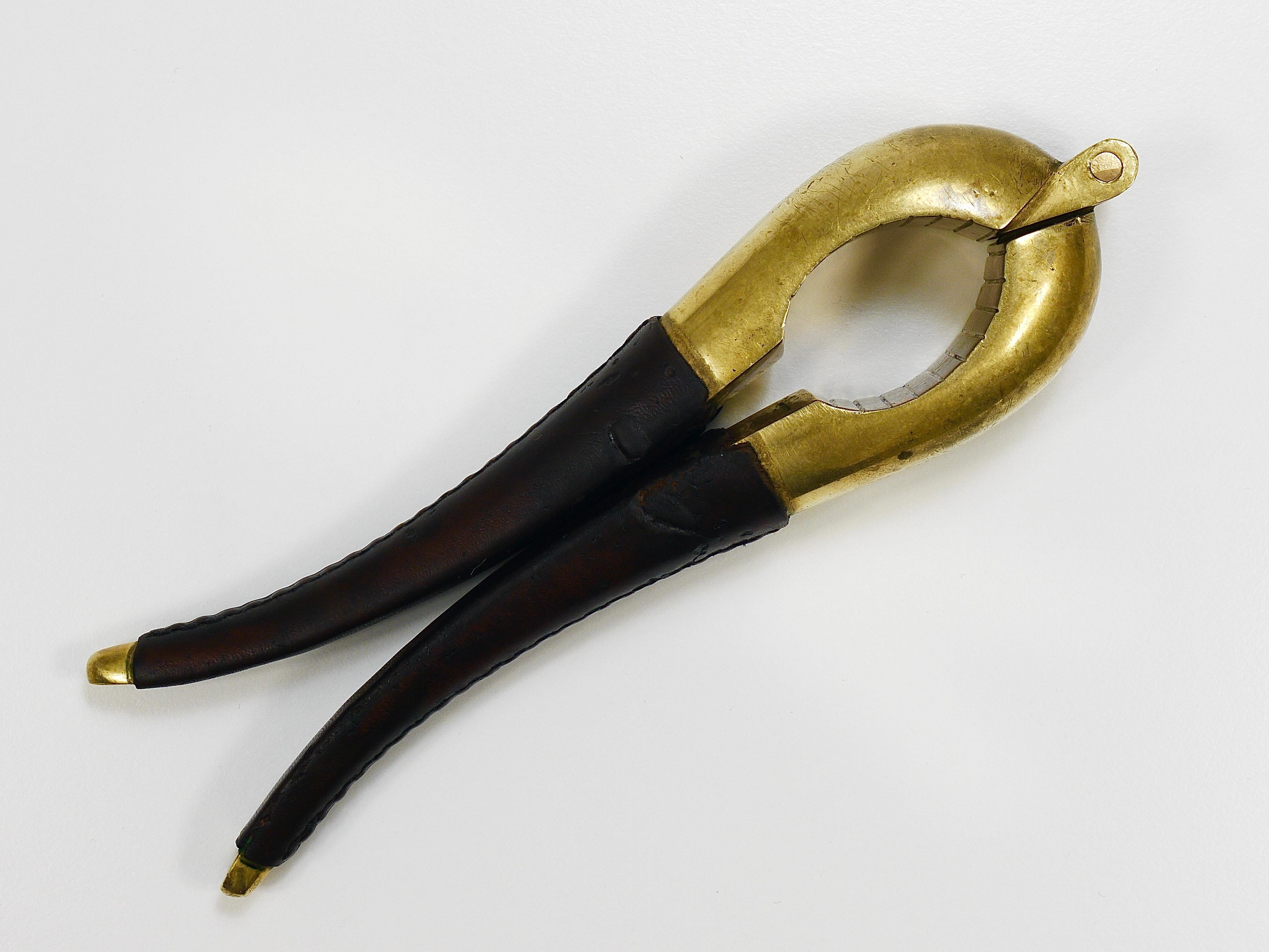 Austriaco Schiaccianoci vintage in ottone e pelle firmato Carl Aubock Vienna, Austria, anni '50 in vendita