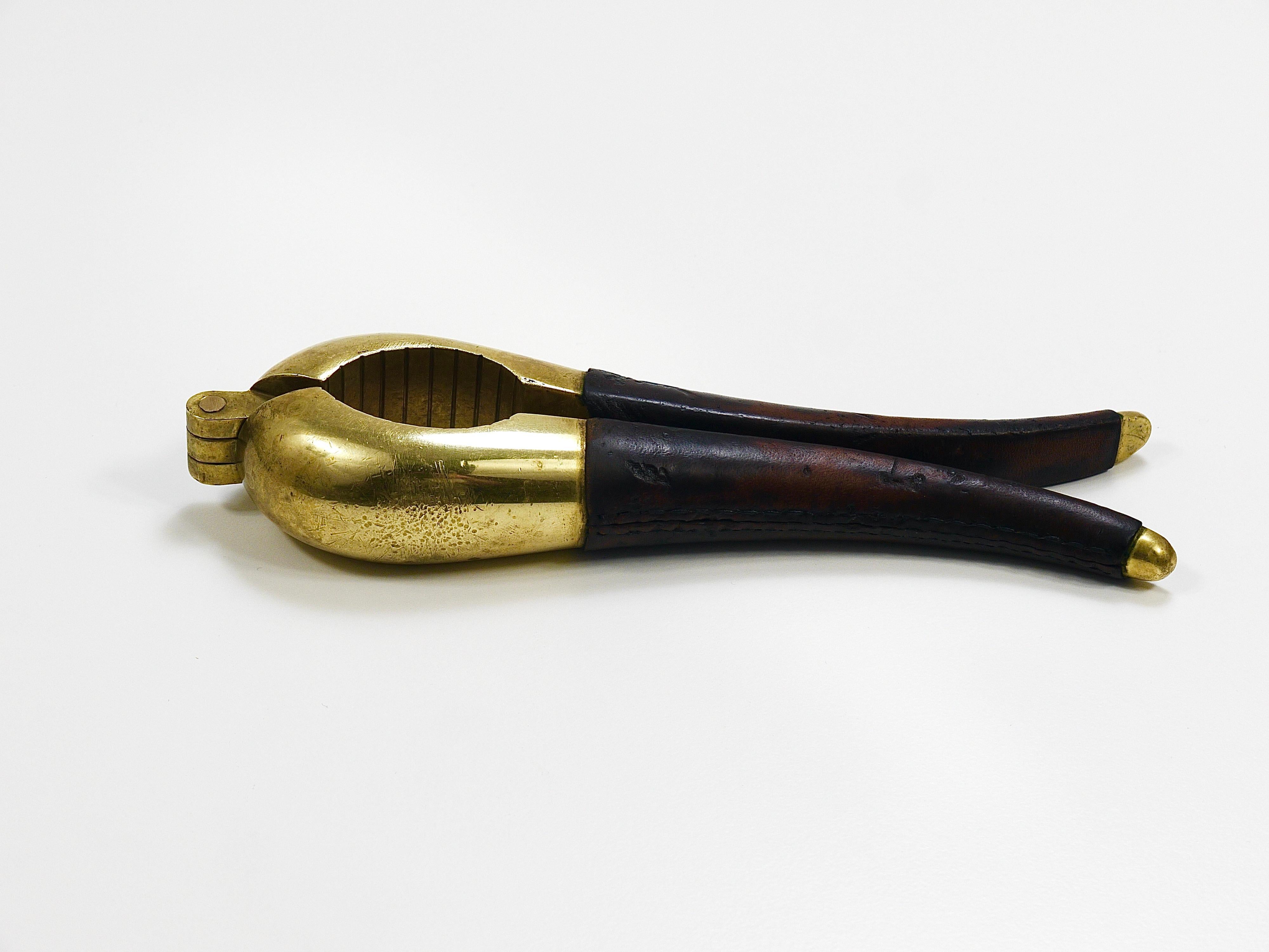 Ottone Schiaccianoci vintage in ottone e pelle firmato Carl Aubock Vienna, Austria, anni '50 in vendita