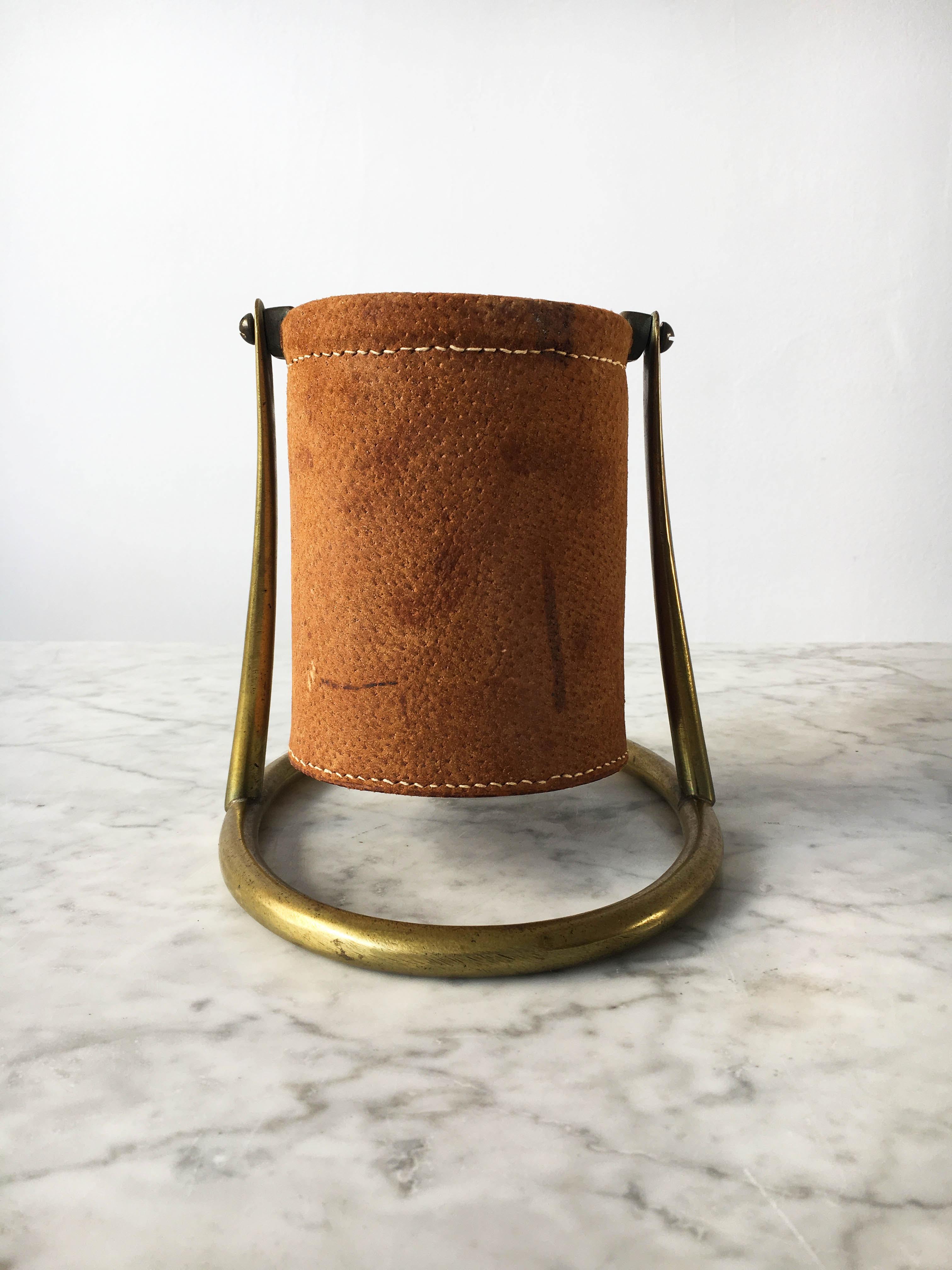 A beautiful modernist wine caddy and design object wine, model 5018 - Austria 1949 by Carl Auböck. In good vintage condition with just the right amount of gently aged patina on the brass and leather - please note some wear on the leather coherent