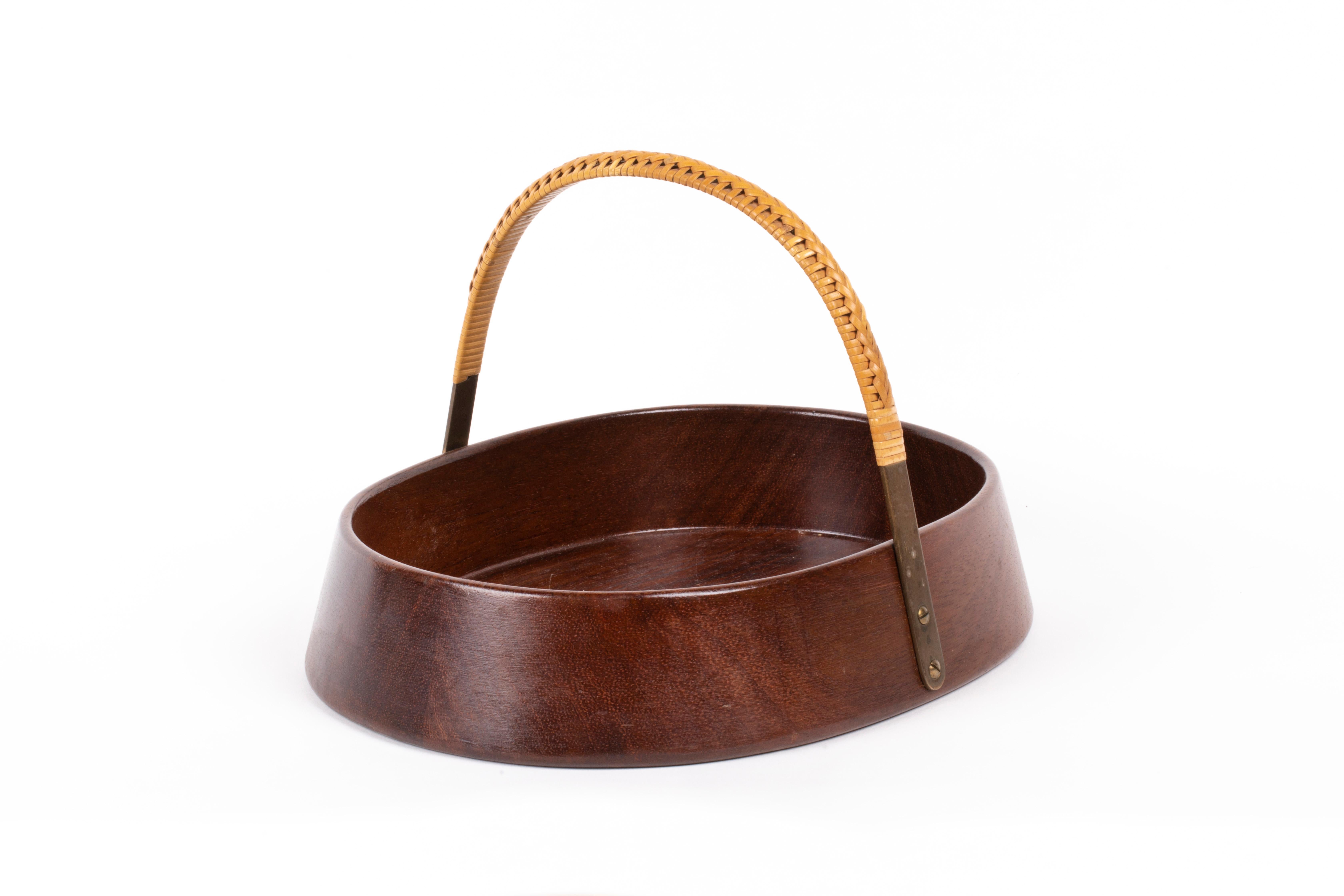 Carl Auböck Wooden Bowl or Basket, Austria 1960s. The height of the handle measures 17cm. 