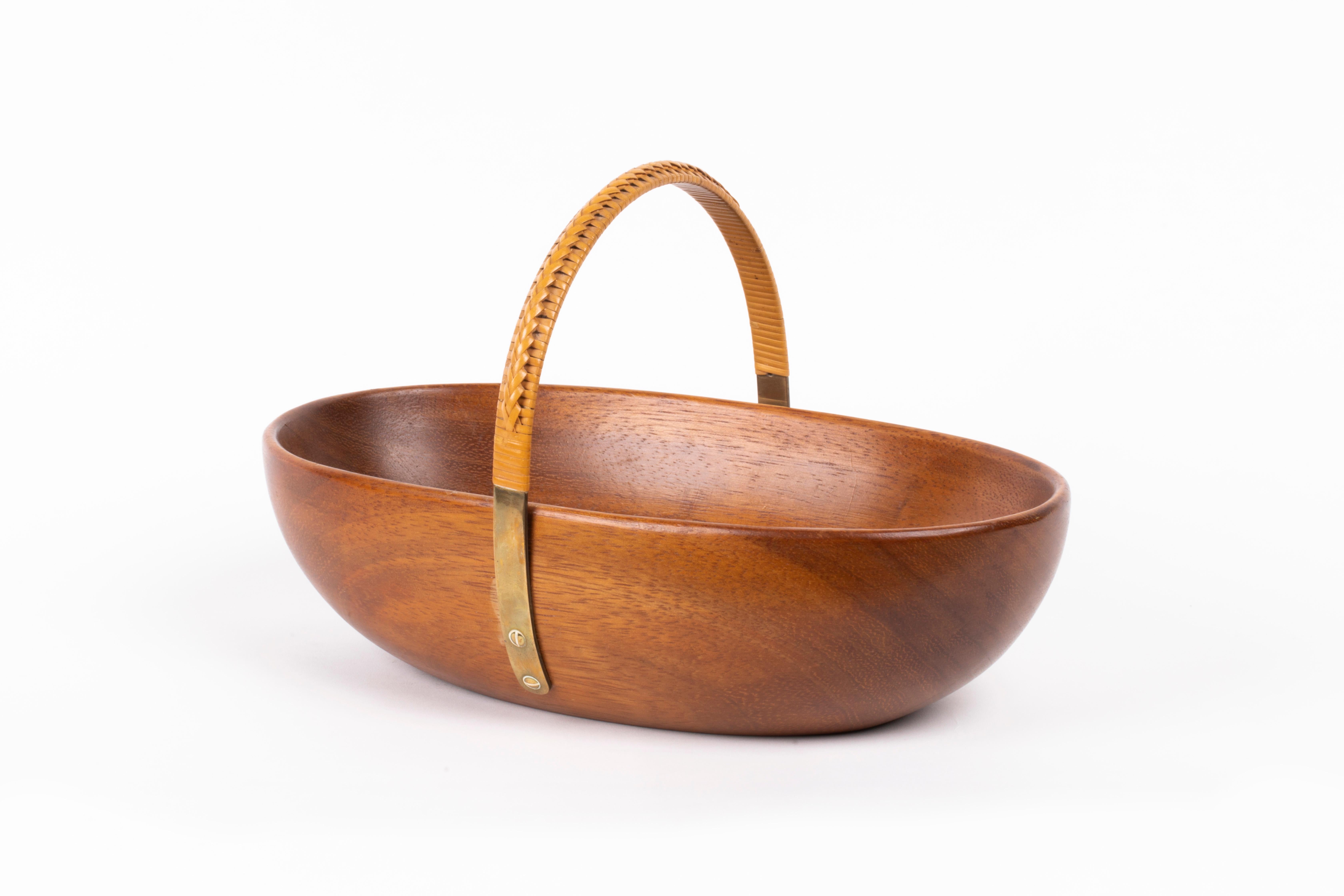 Carl Auböck Wooden Bowl or Basket, Austria 1960s. The height of the handle measures 18cm. 