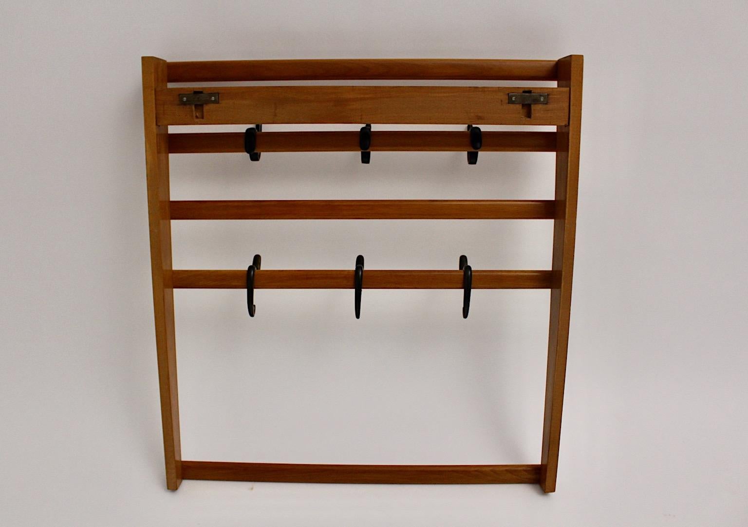 Carl Auböck Vintage Buche Messing Garderobenständer oder Kleiderständer, Österreich, 1950er Jahre (Moderne der Mitte des Jahrhunderts) im Angebot