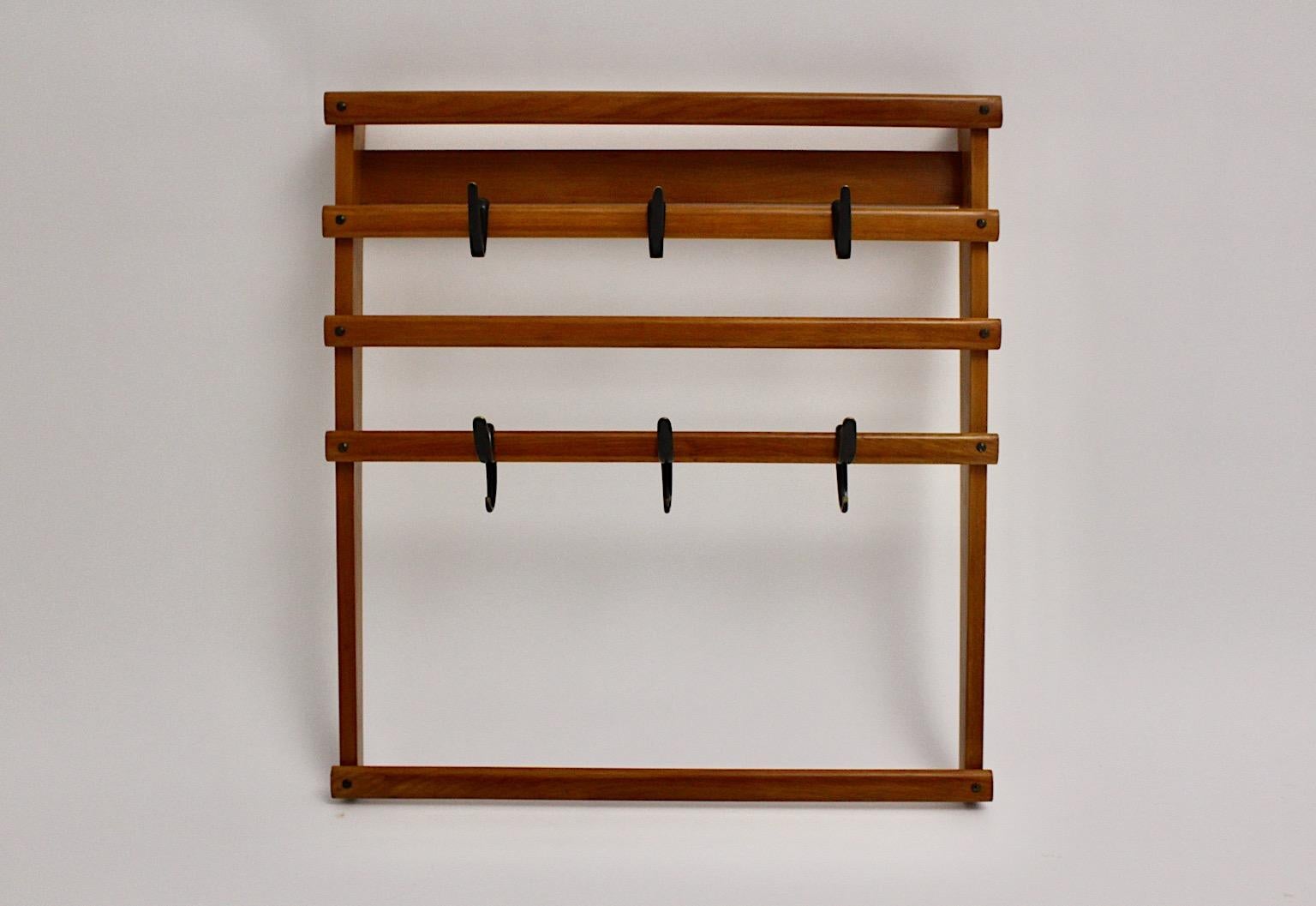 Carl Auböck Vintage Buche Messing Garderobenständer oder Kleiderständer, Österreich, 1950er Jahre im Zustand „Gut“ im Angebot in Vienna, AT