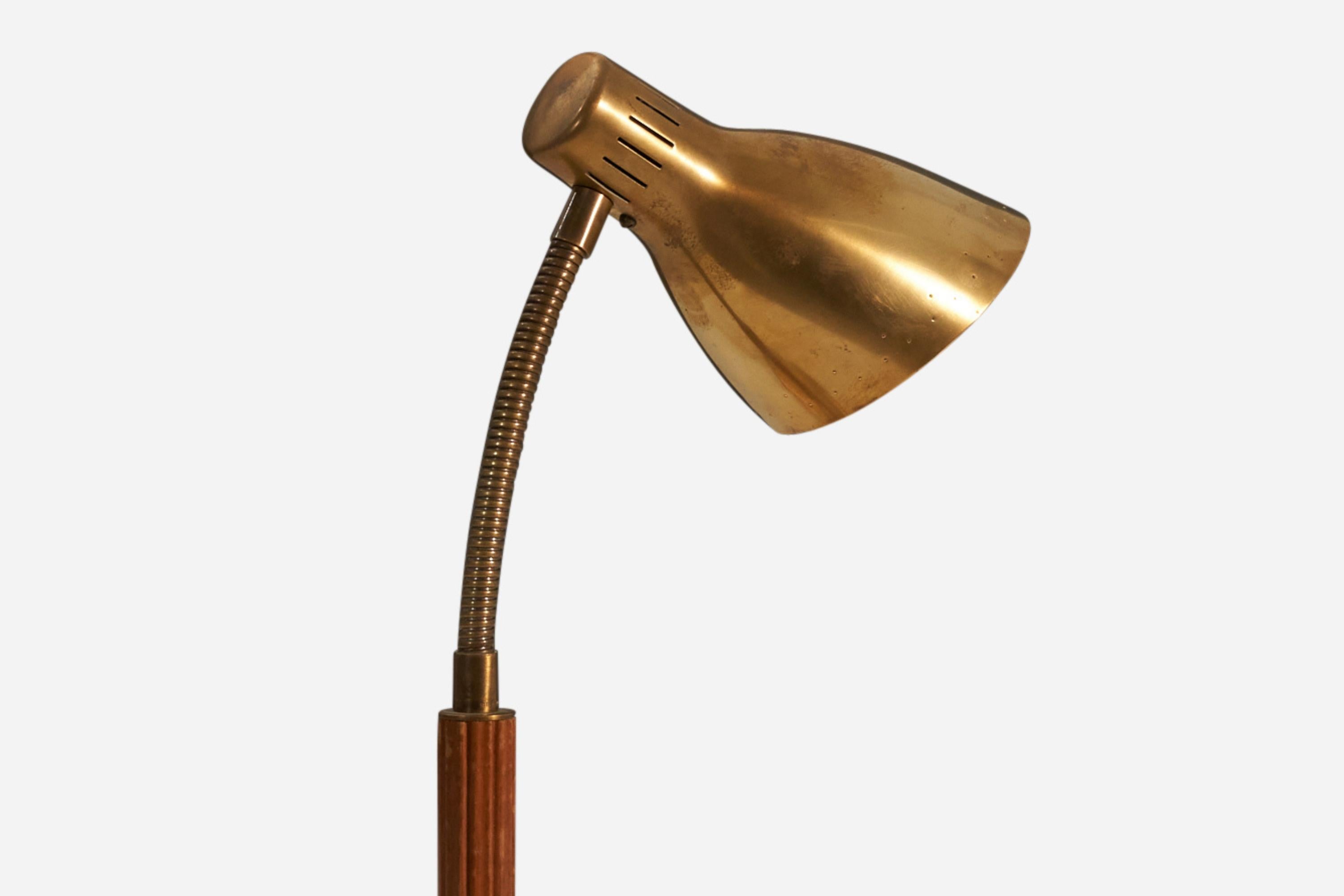 A highly functionalist adjustable table lamp / desk light. Documented to be produced by Böhlmarks, late 1940s or early 1950s, design attributed to Carl-Axel Acking, for reference see lamps documented to Acking with closely similar screens, also