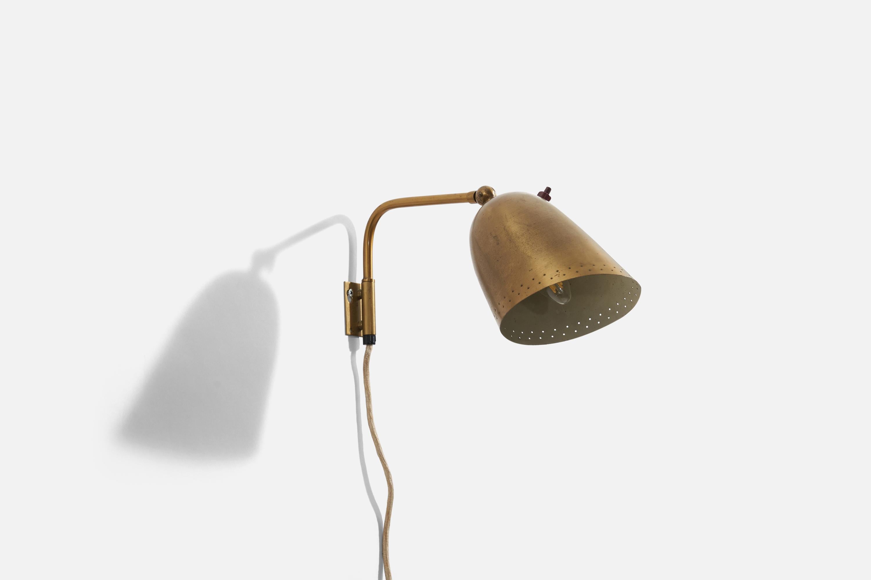 An adjustable brass wall light attributed to Carl-Axel Asking. Produced in Sweden 1940s-1950s.